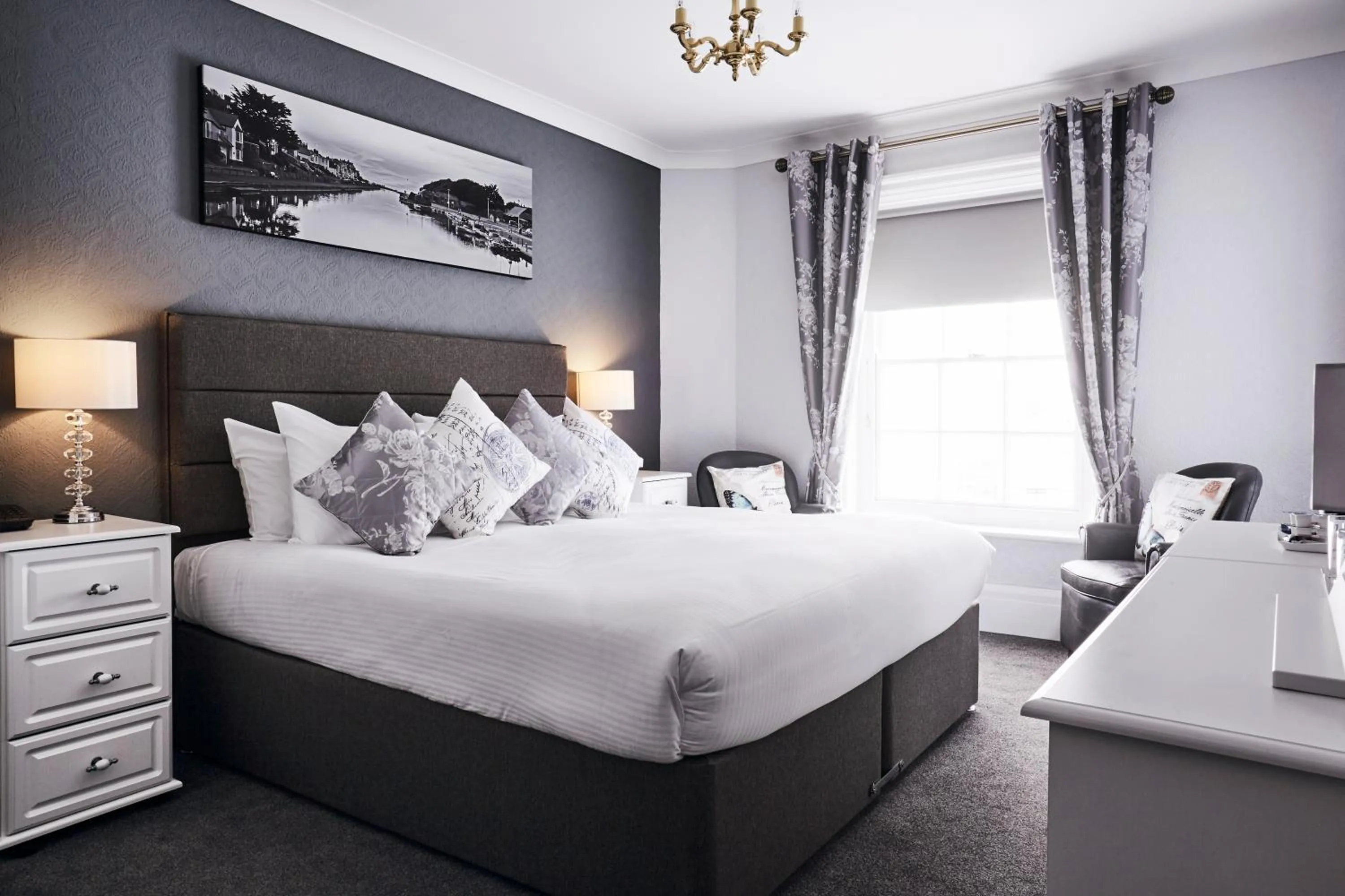 Photo of the whole room, Bed in The Falcon Hotel