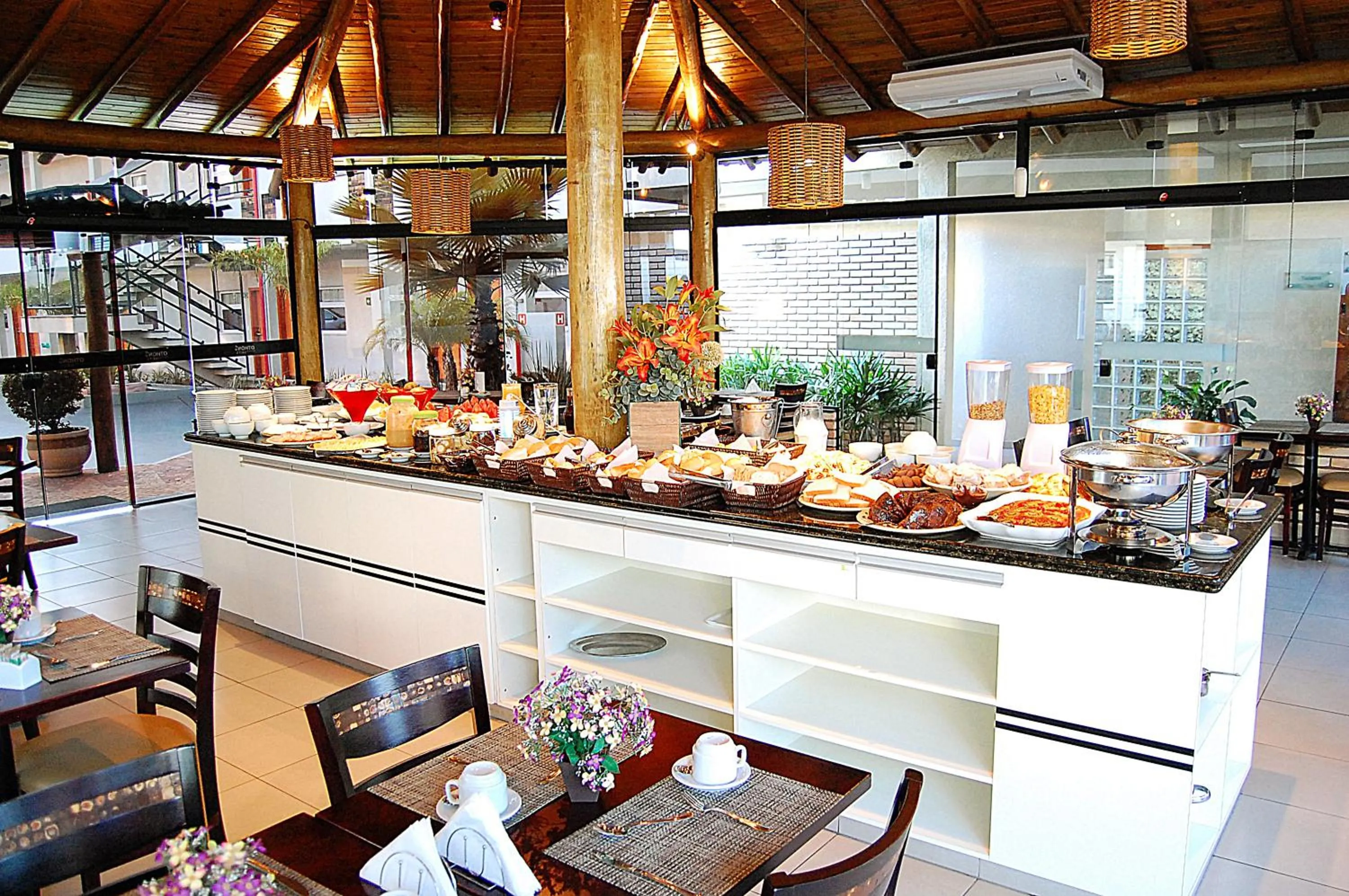 Restaurant/places to eat in Limeira Suítes