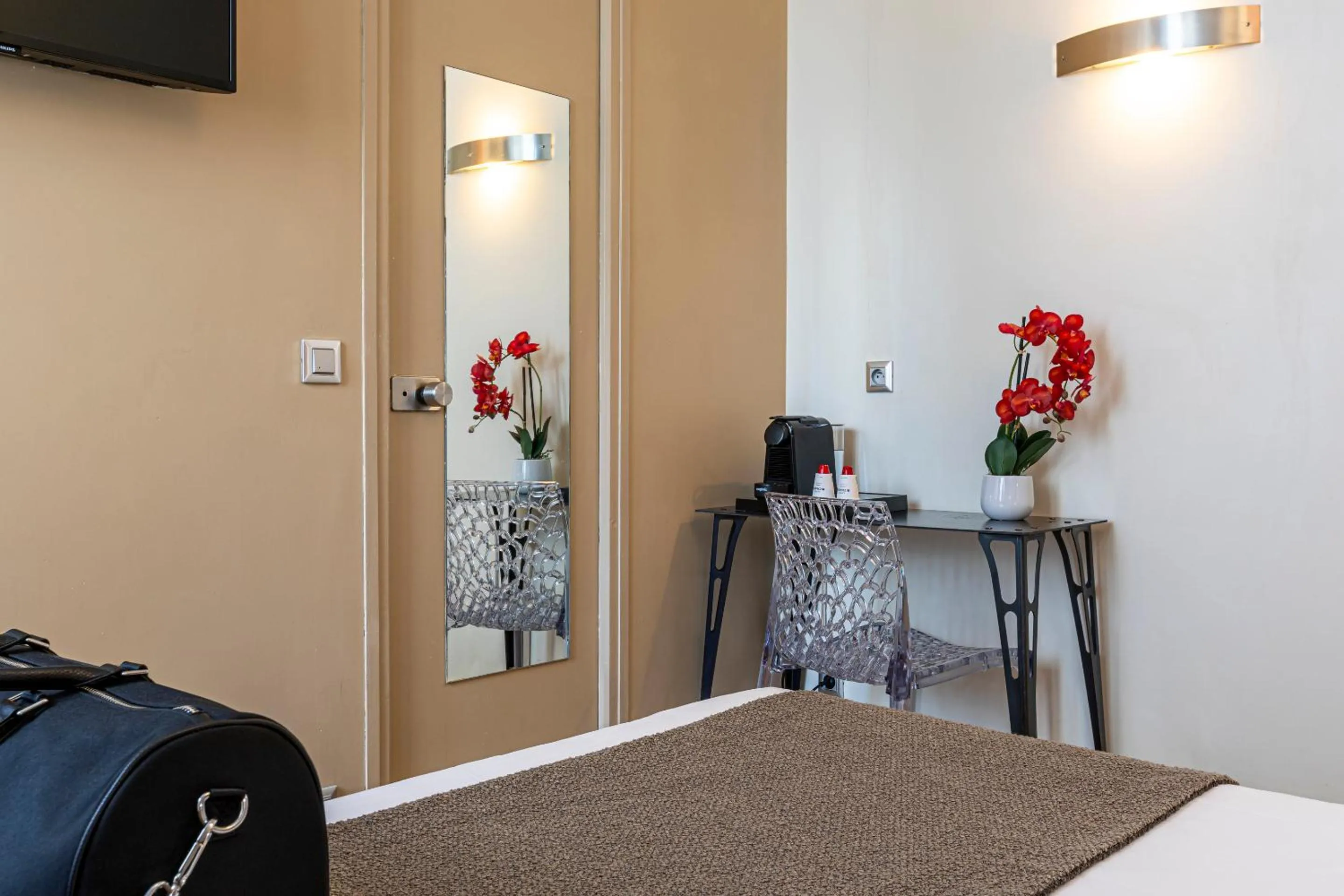 Coffee/tea facilities in Hotel Alpha Paris Eiffel by Patrick Hayat