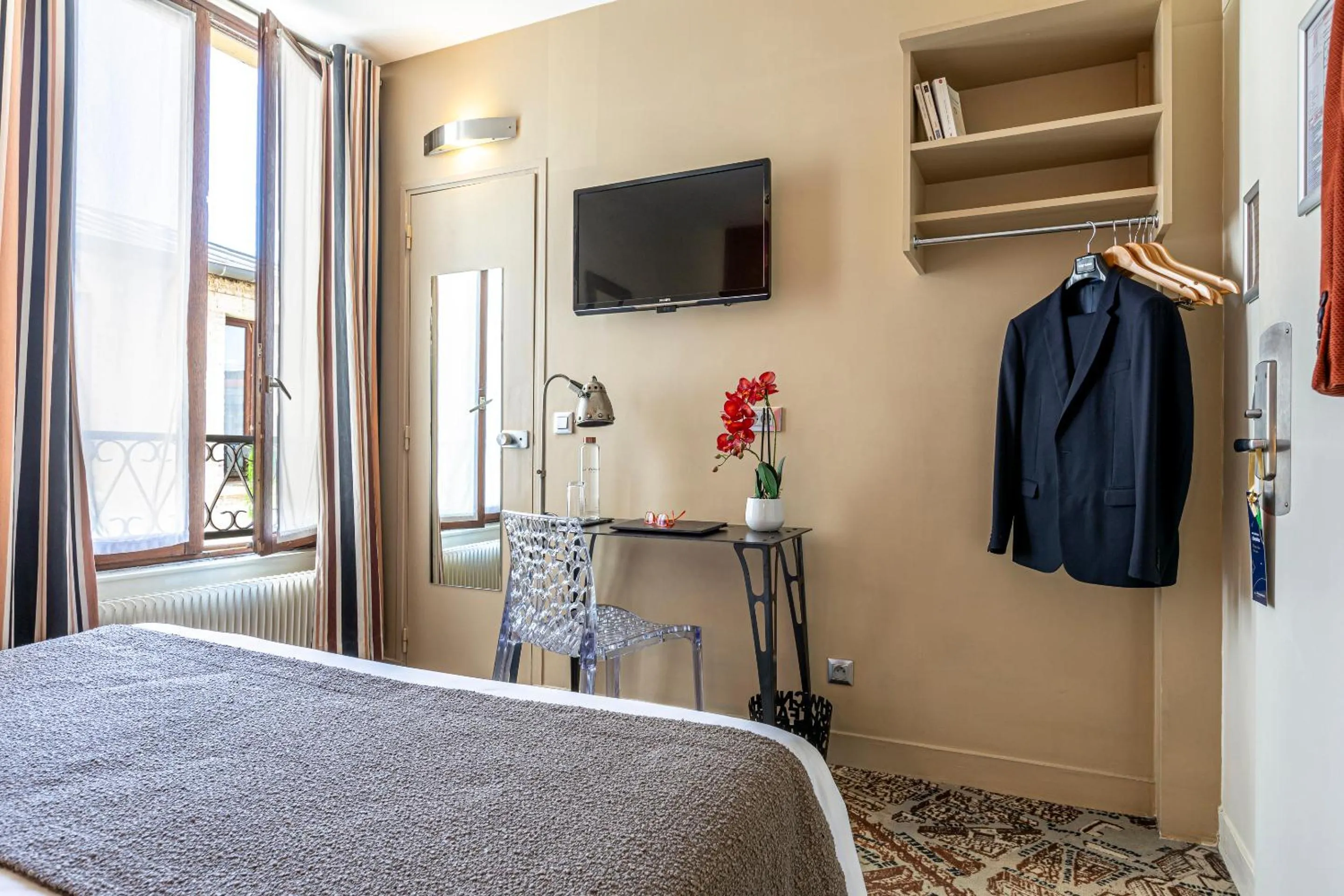 TV and multimedia, Bed in Hotel Alpha Paris Eiffel by Patrick Hayat