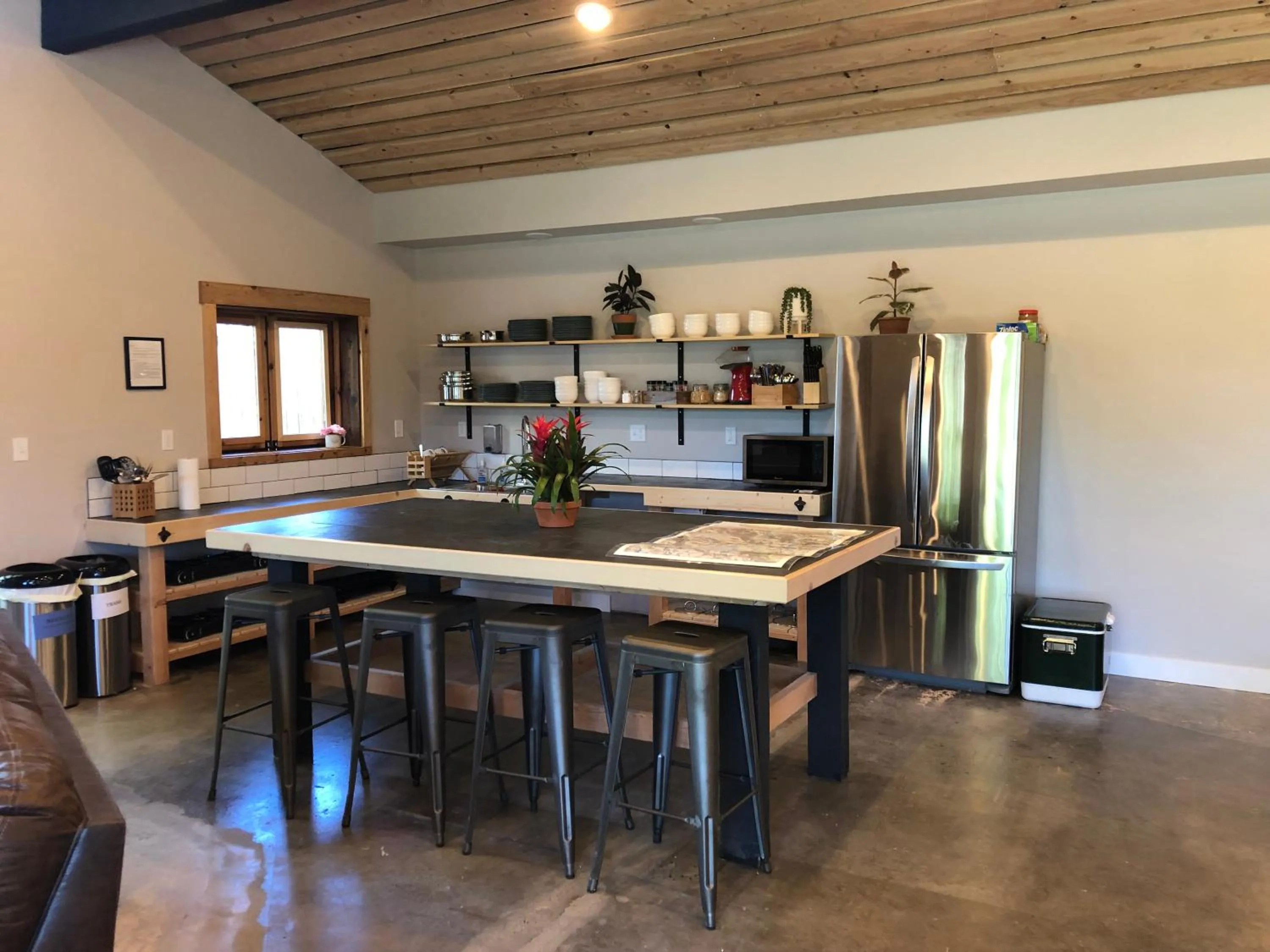 Communal kitchen in Eastside Guesthouse and Bivy