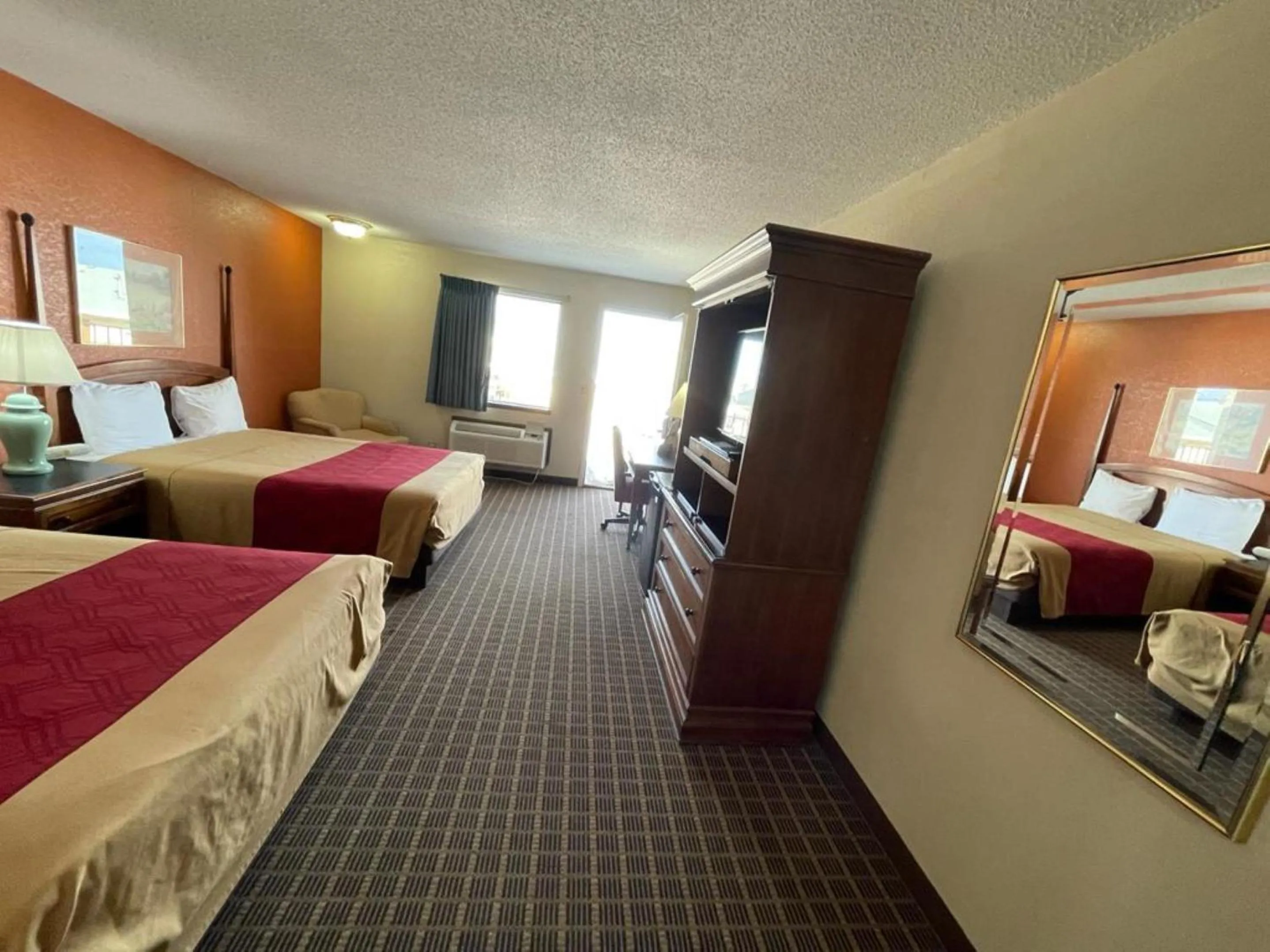 Bed in Knights Inn & Suites Emporia