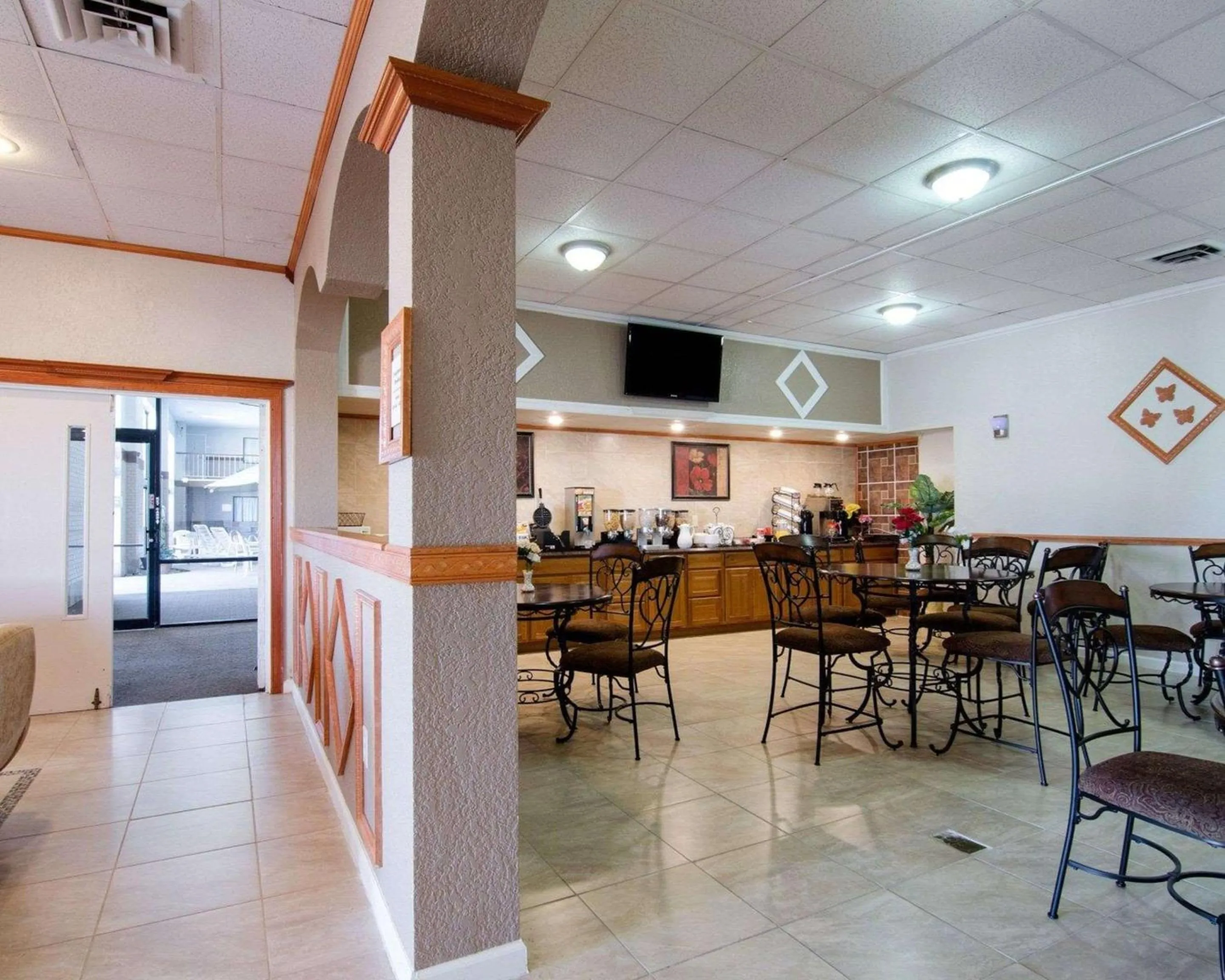 Restaurant/places to eat in Knights Inn & Suites Emporia
