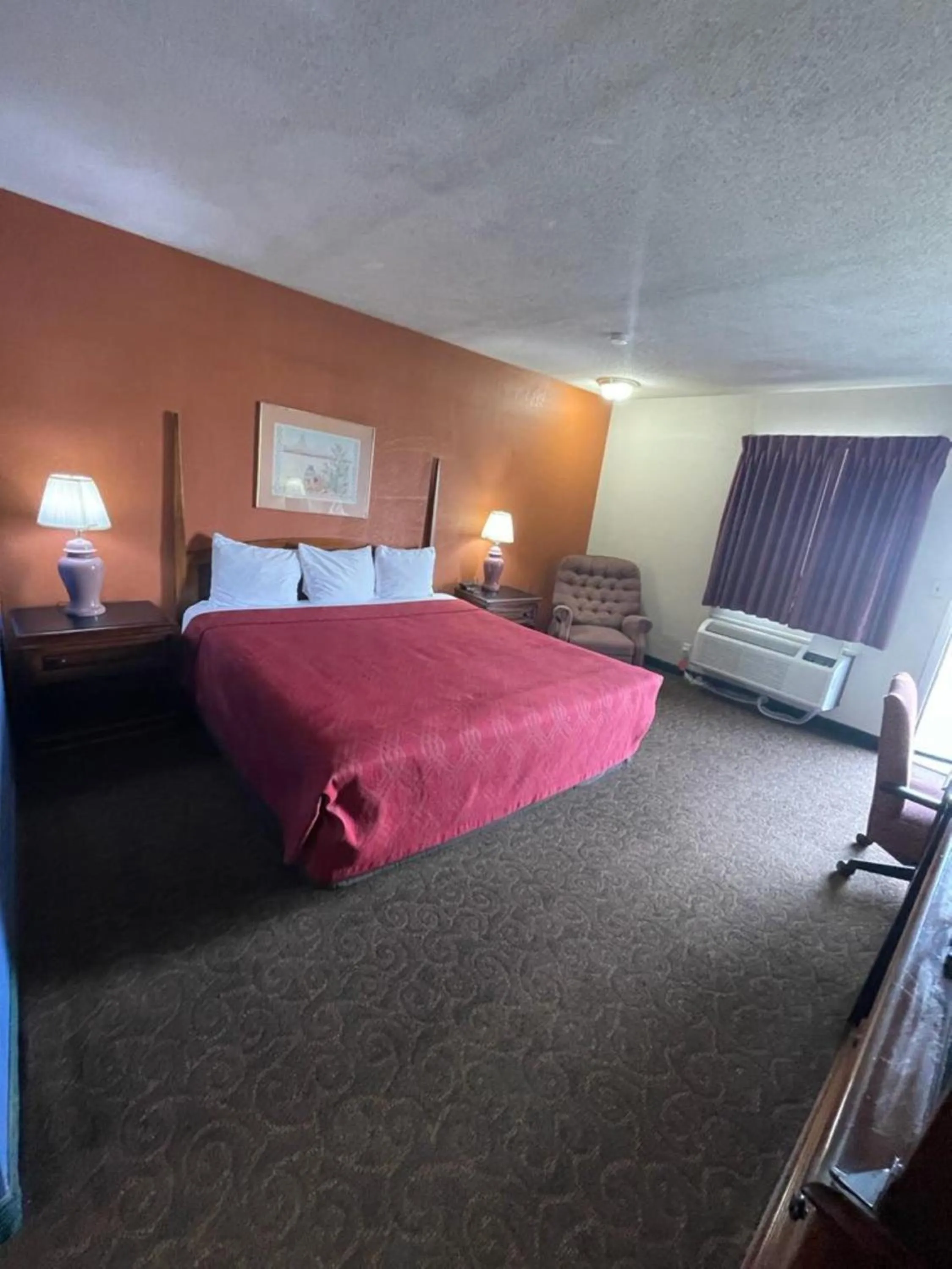 Bed in Knights Inn & Suites Emporia