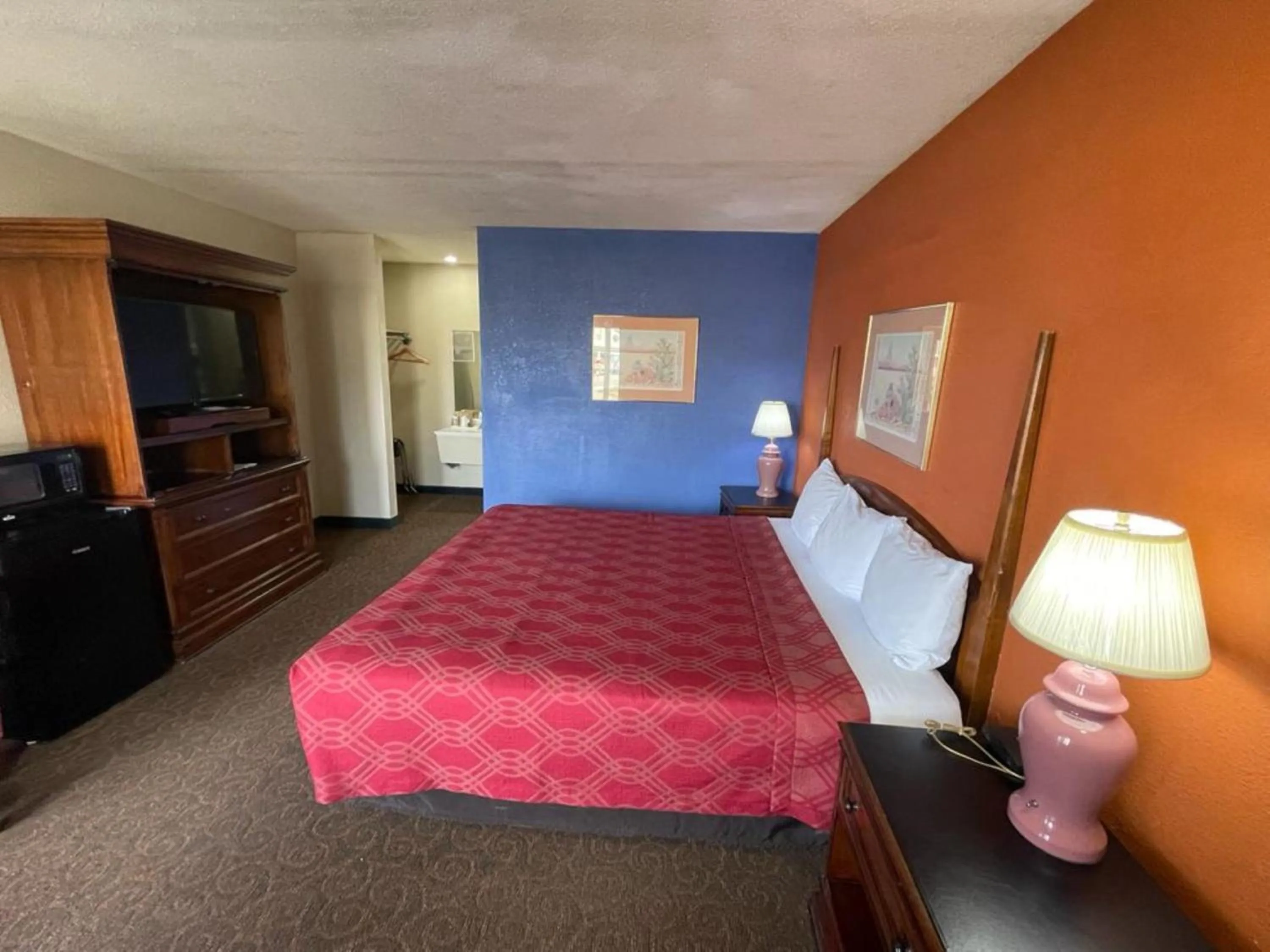 Bed in Knights Inn & Suites Emporia