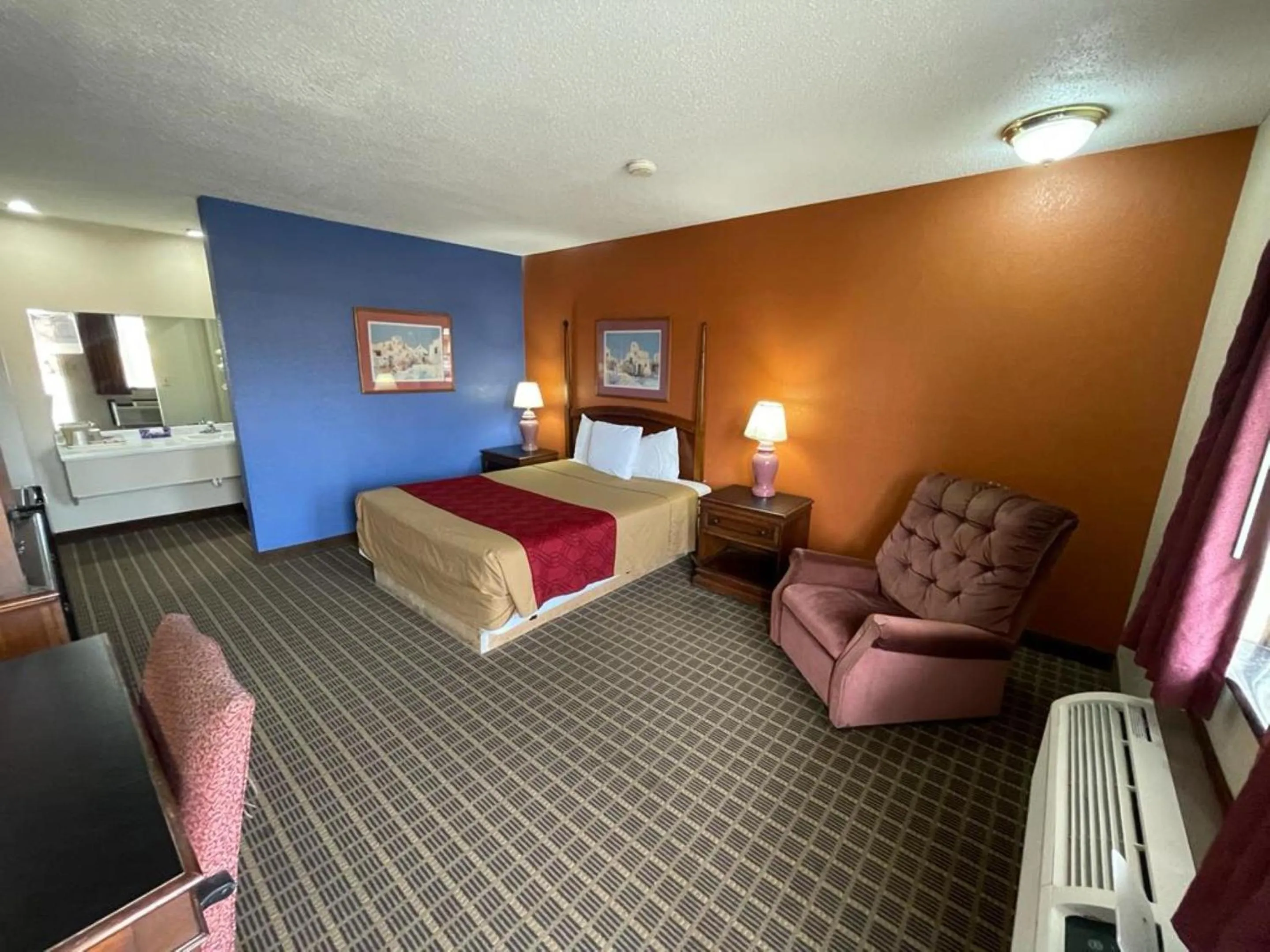 Bed in Knights Inn & Suites Emporia