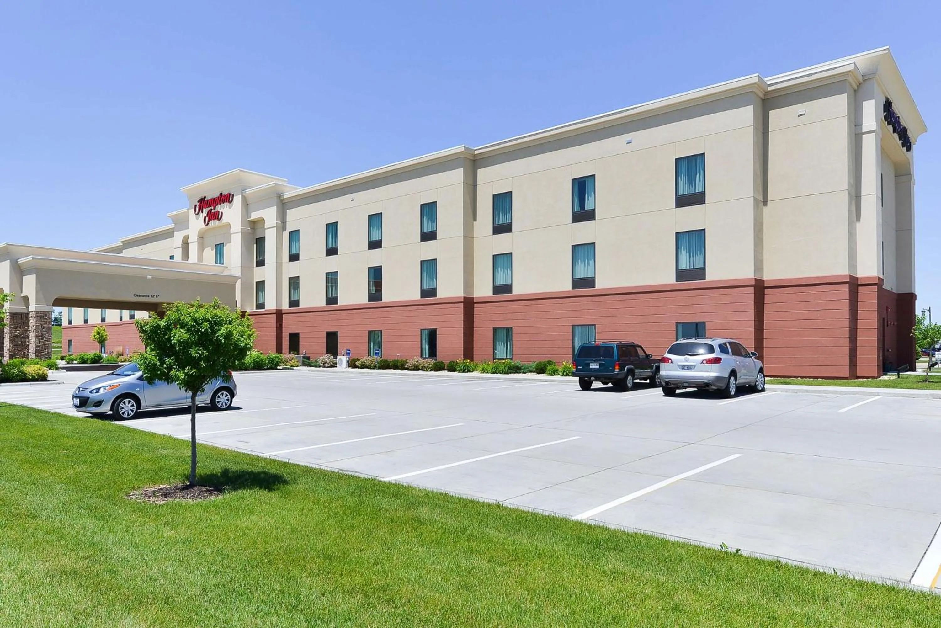 Property building in Hampton Inn Clinton