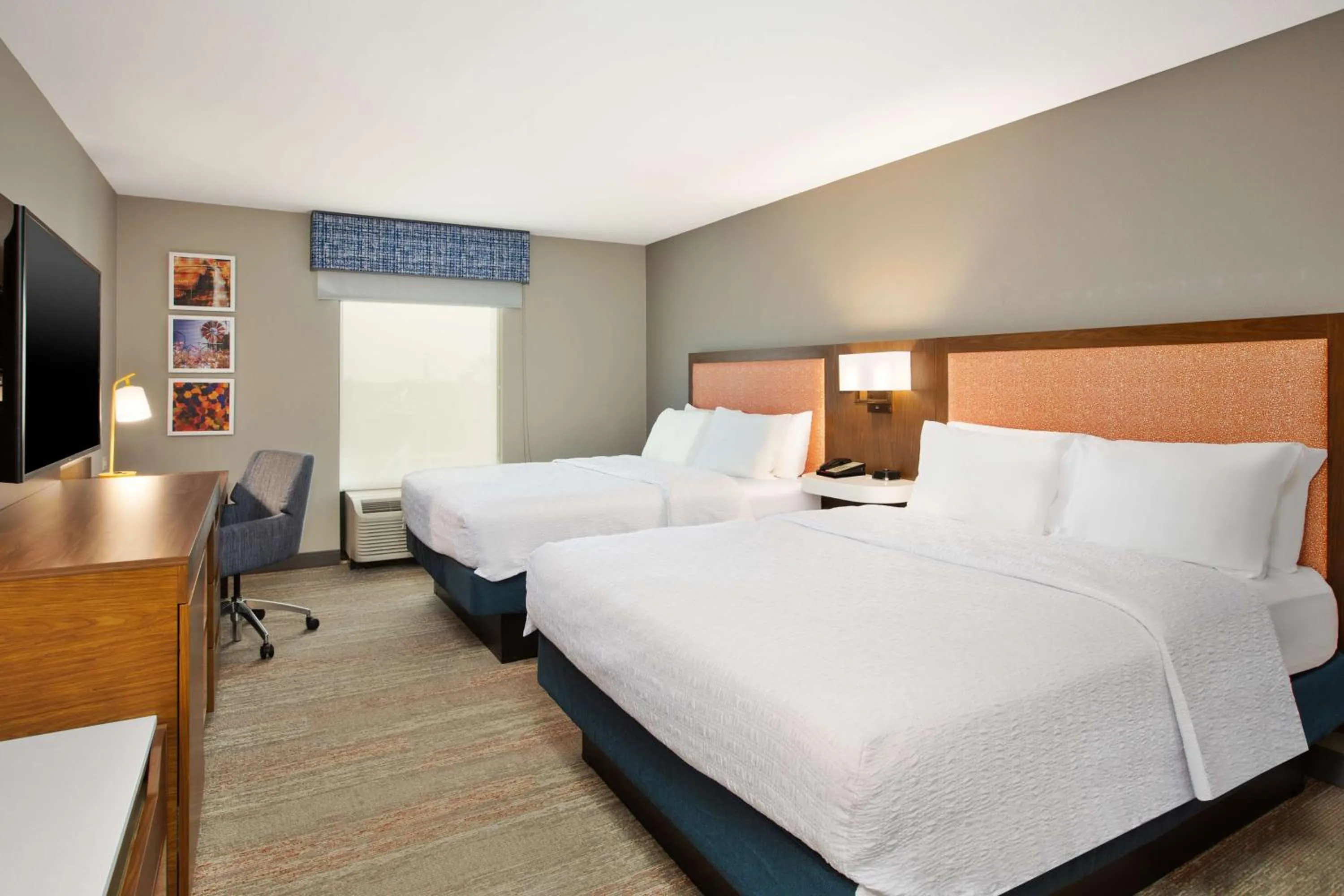 Bed in Hampton Inn Clinton