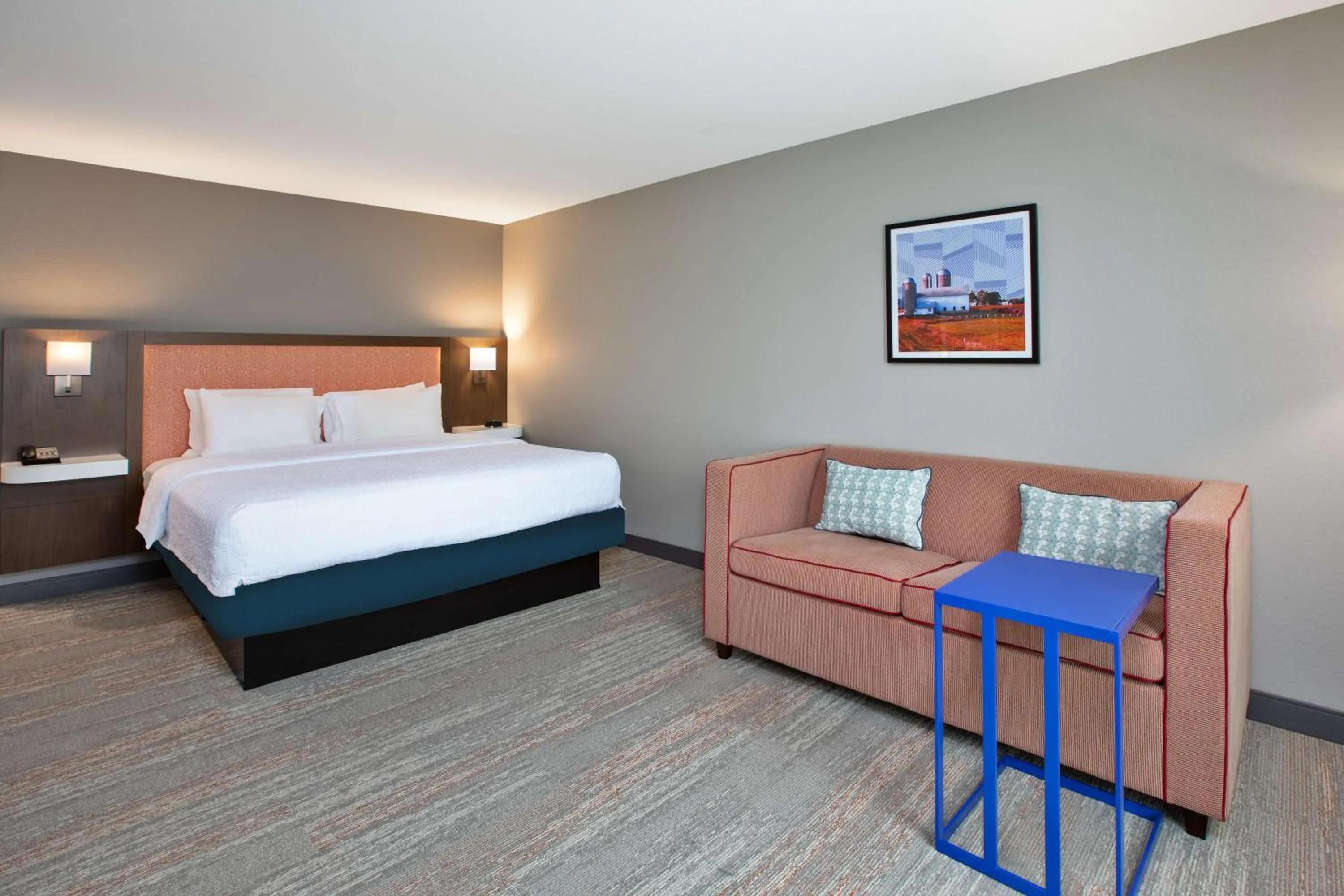 Living room, Bed in Hampton Inn Clinton