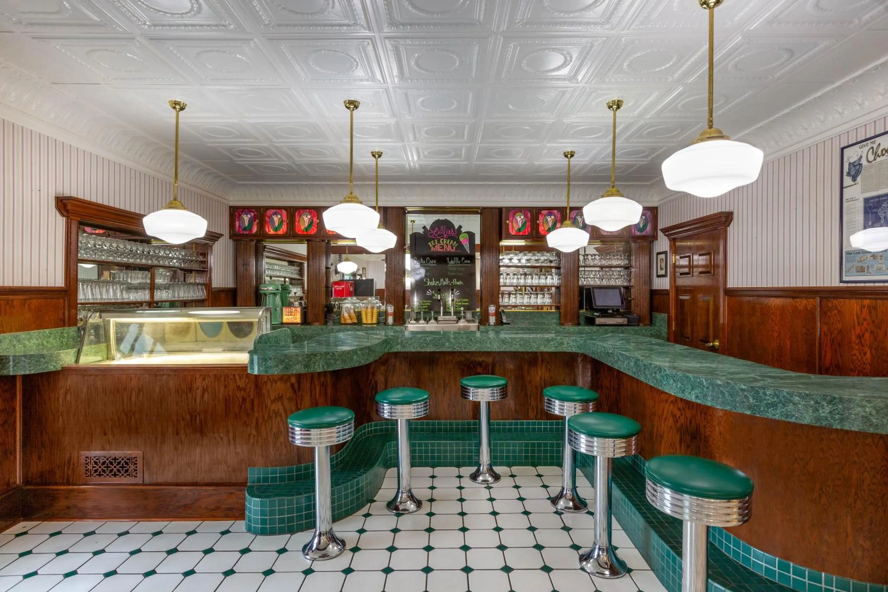 Restaurant/places to eat in Four Seasons Island Resort