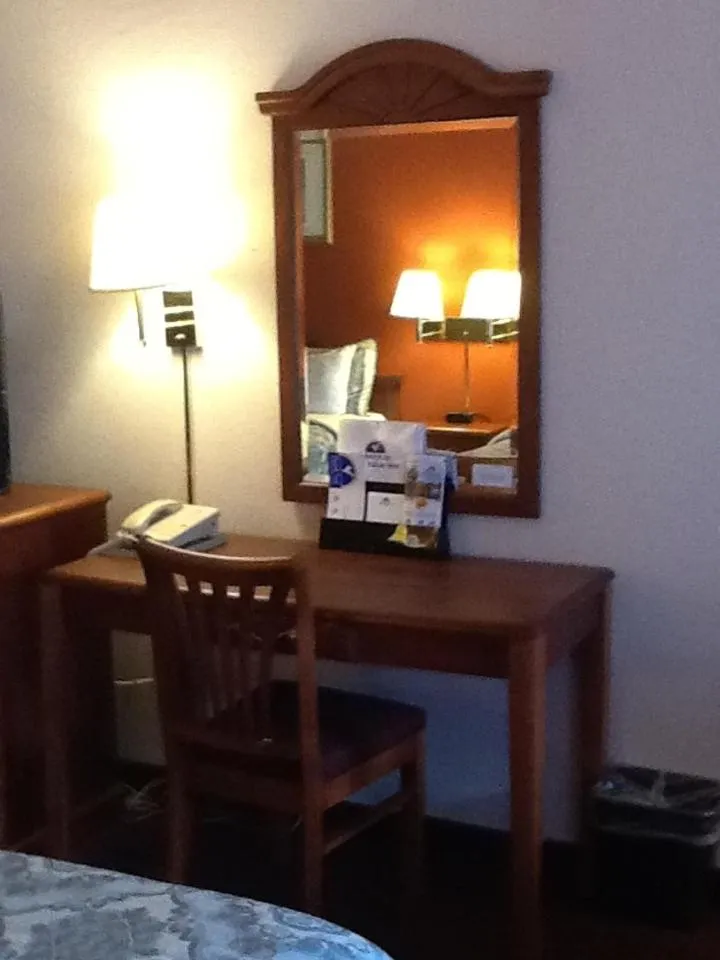 TV/Entertainment Center in American Best Value Inn Springerville