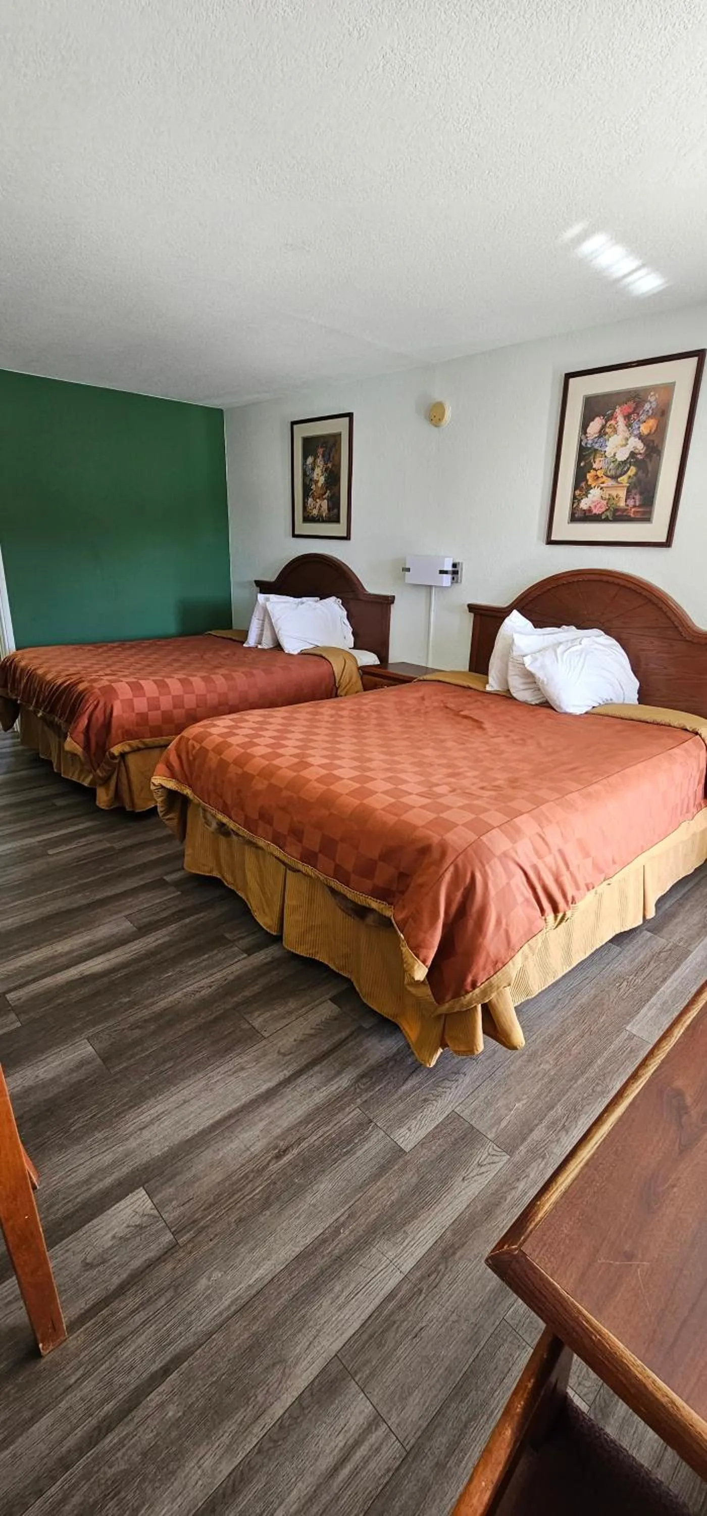 Bed in Travel Inn & Suite