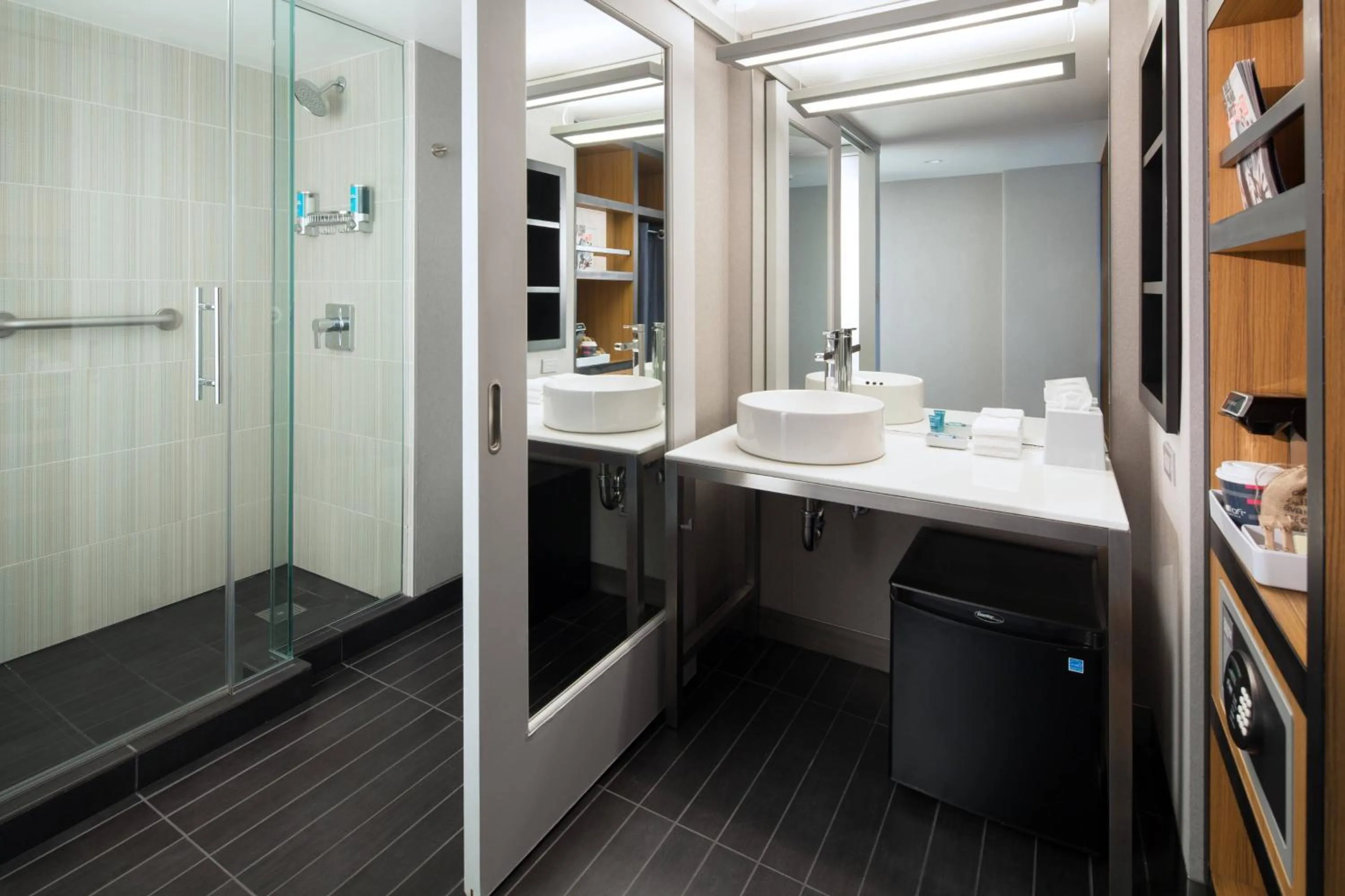 Bathroom in Aloft San Francisco Airport