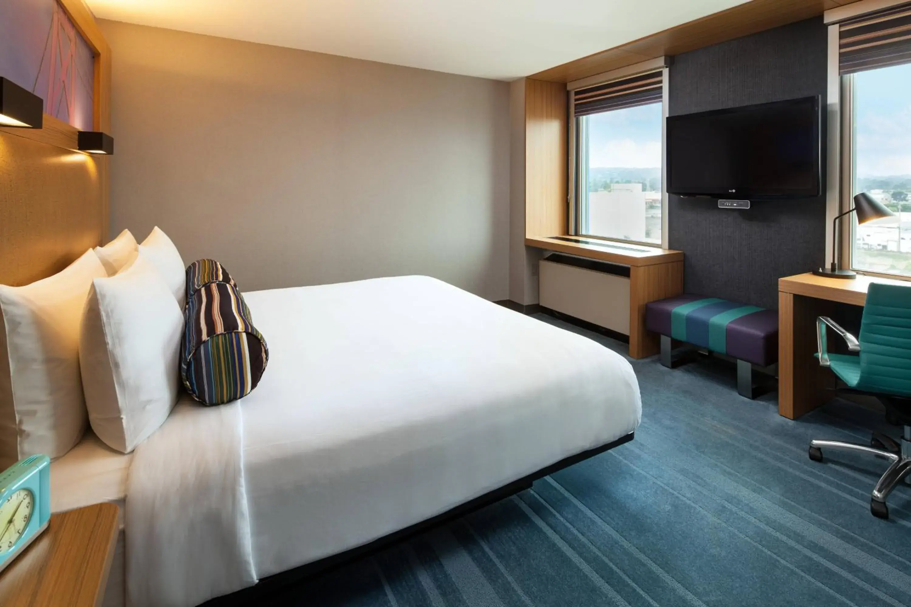 Guest room, 1 King, High floor in Aloft San Francisco Airport Guest room, 1 King, High floor in Aloft San Francisco Airport