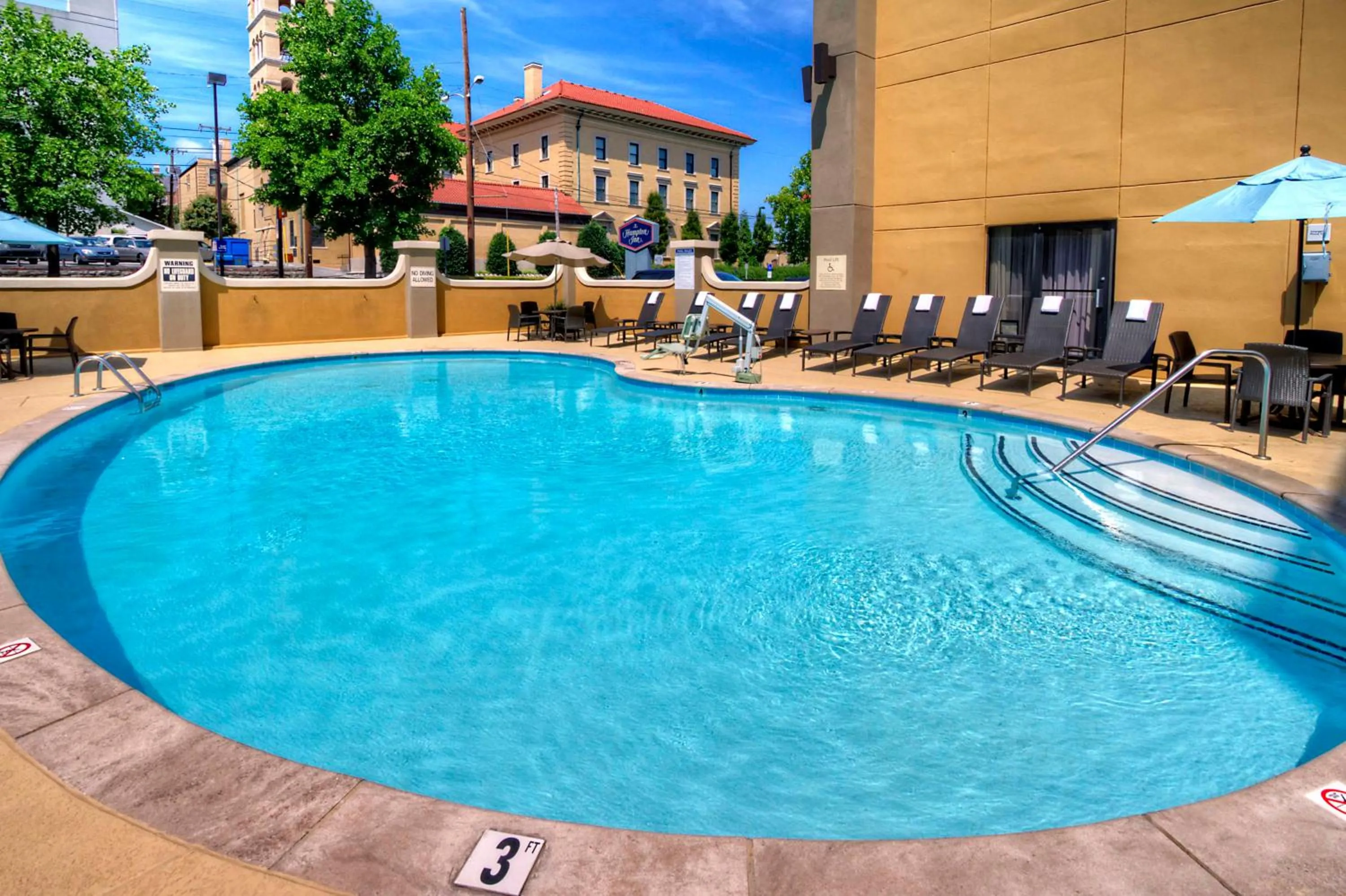 Pool view in Hampton Inn Nashville / Vanderbilt