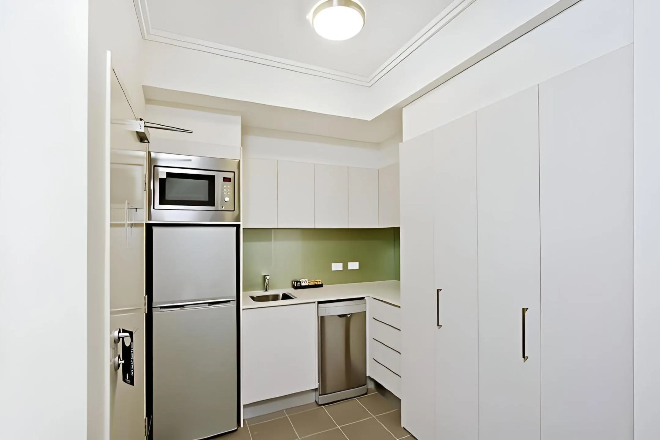 Kitchen or kitchenette in The Capitol Apartments