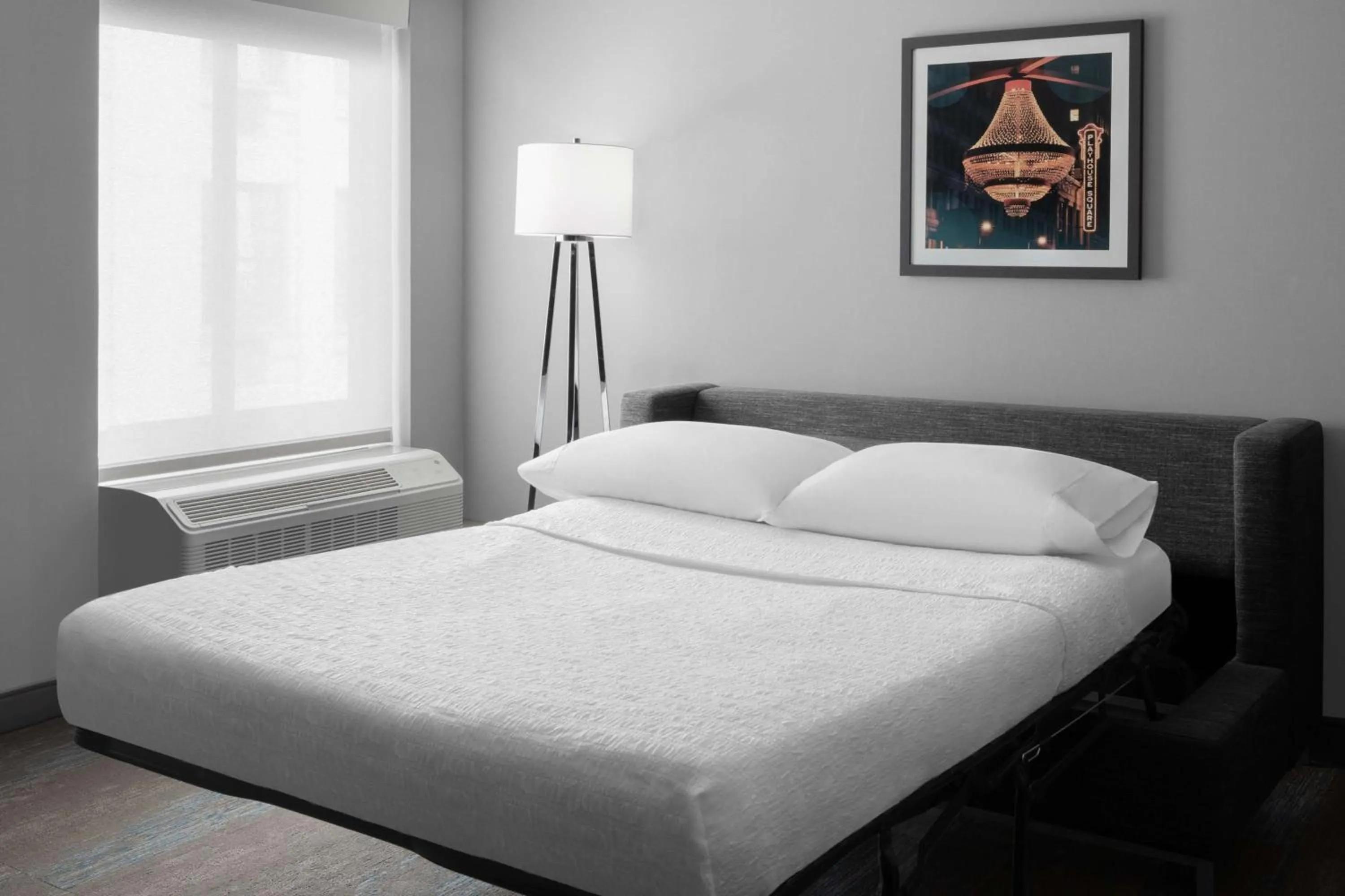 Living room, Bed in Hampton Inn Cleveland-Downtown