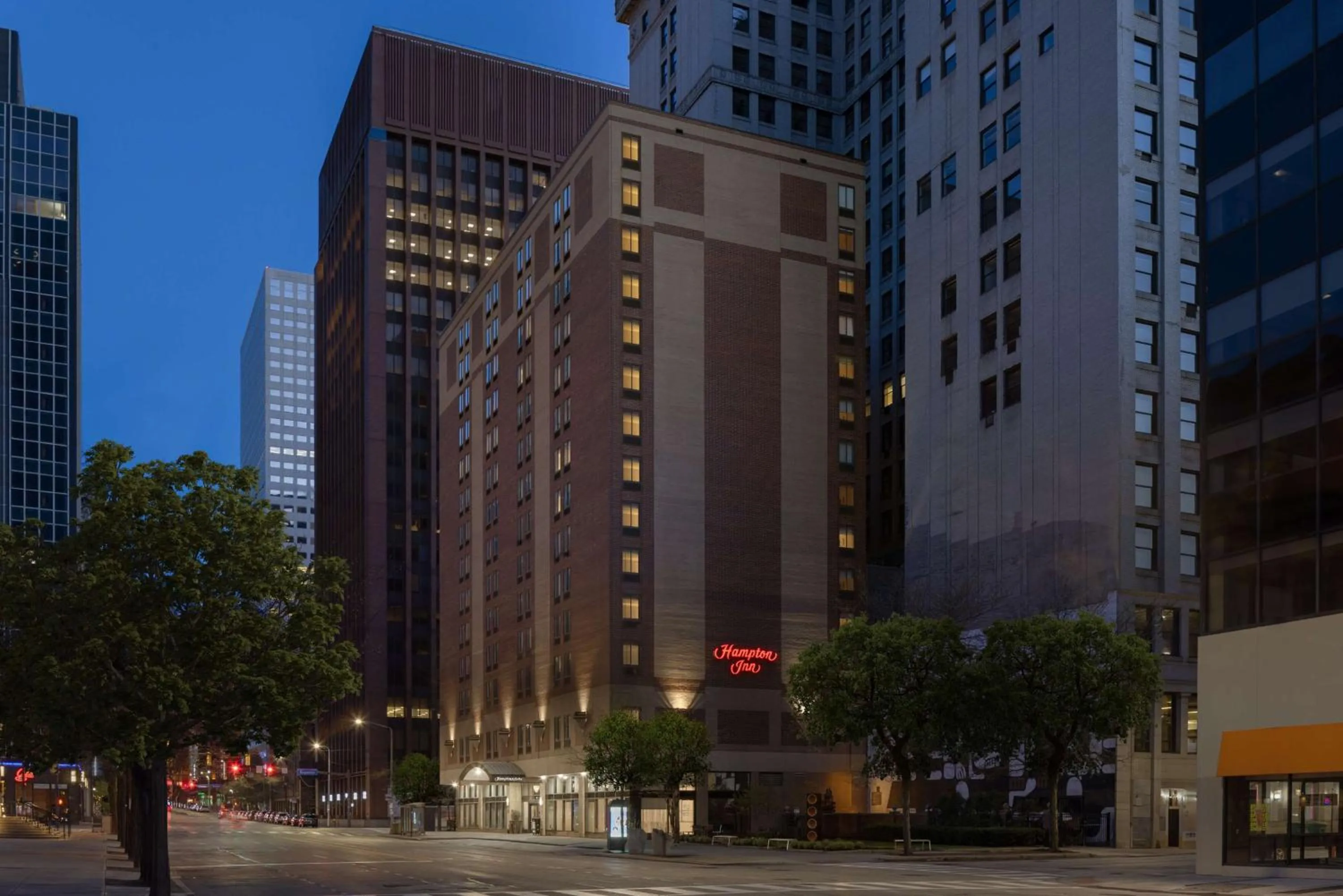 Property building in Hampton Inn Cleveland-Downtown