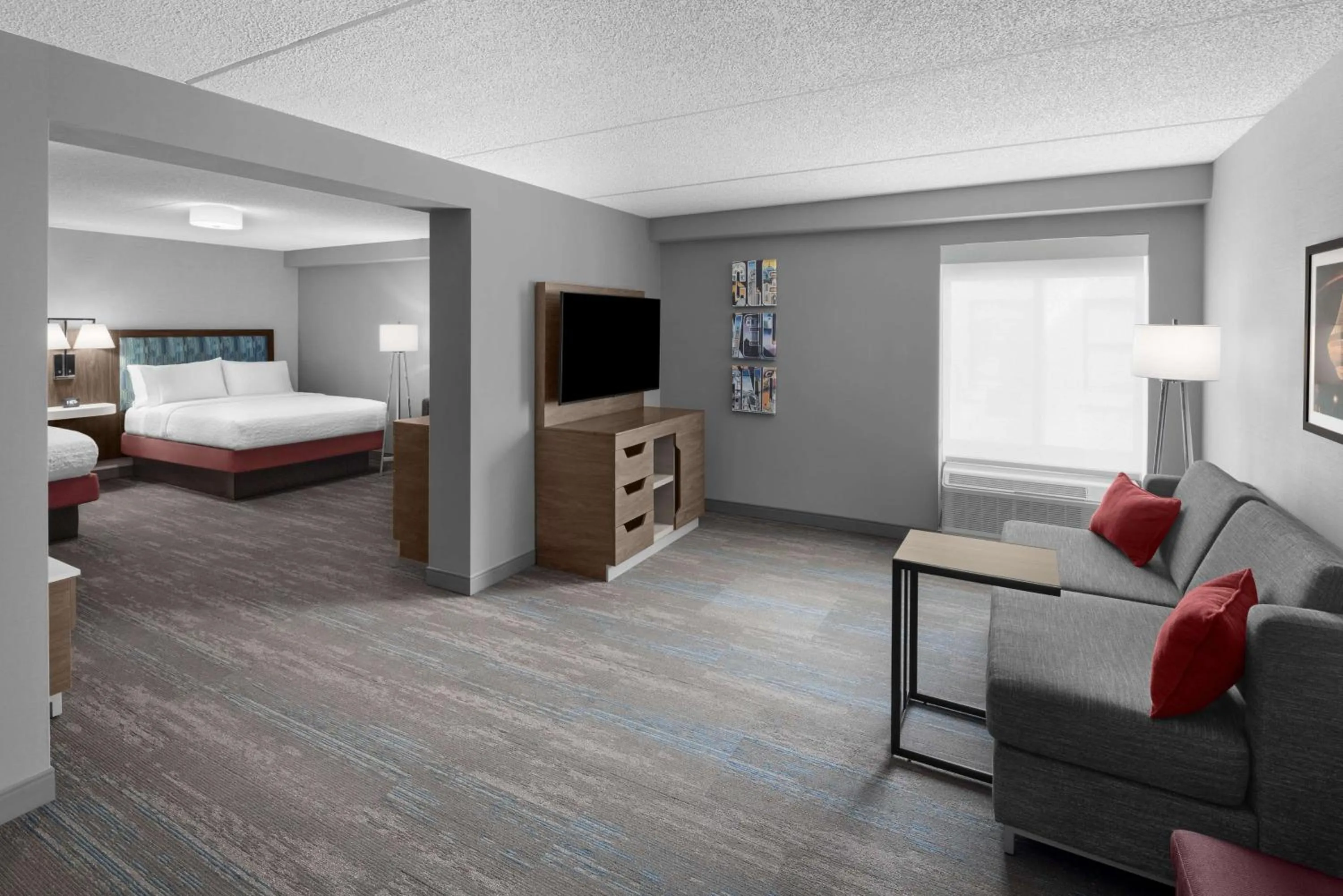 Living room, Bed in Hampton Inn Cleveland-Downtown