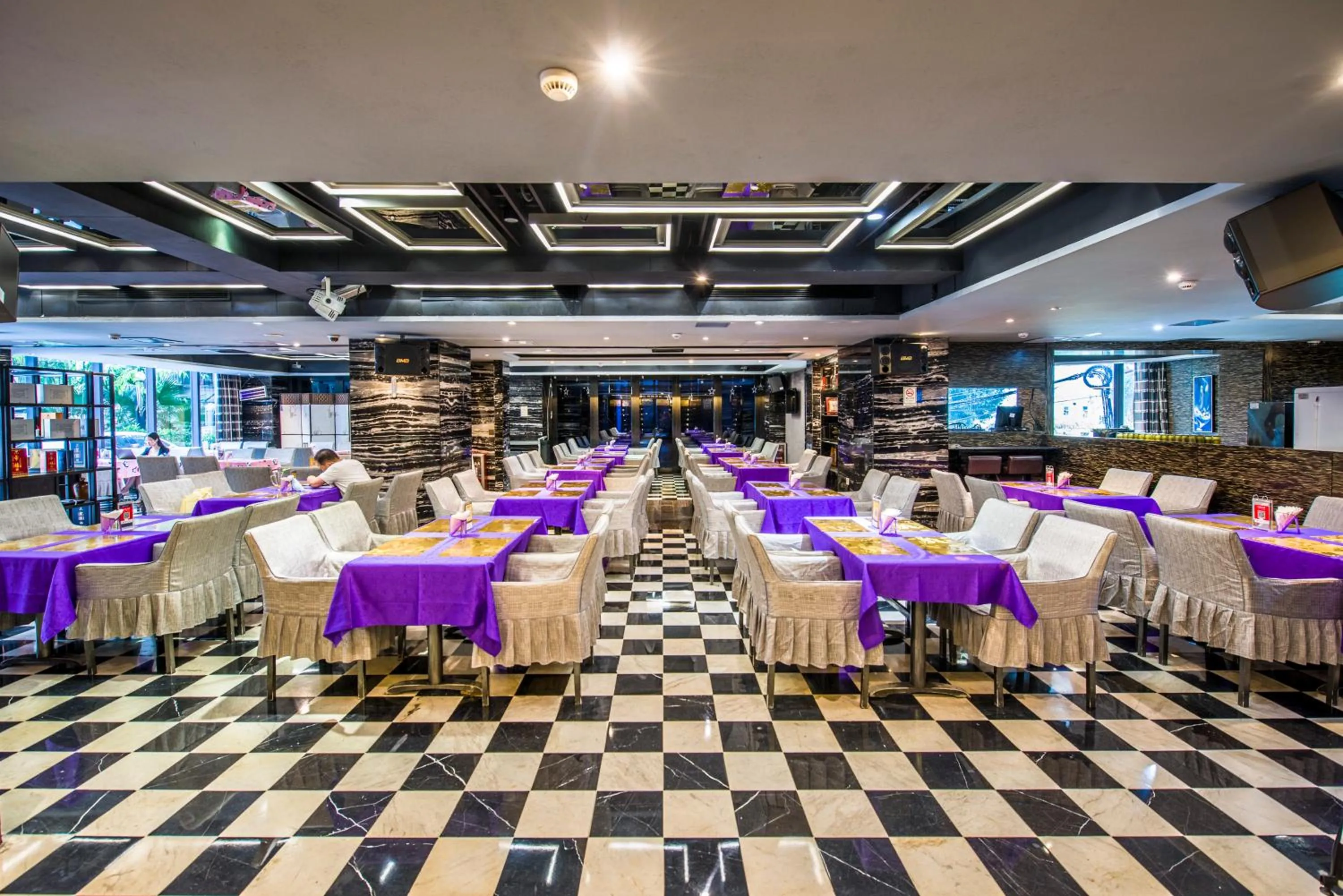 Restaurant/places to eat in La Perle International Hotel