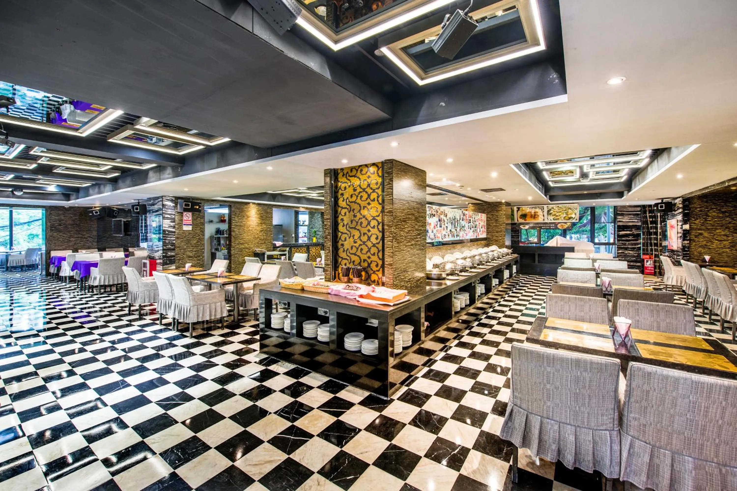 Restaurant/places to eat in La Perle International Hotel