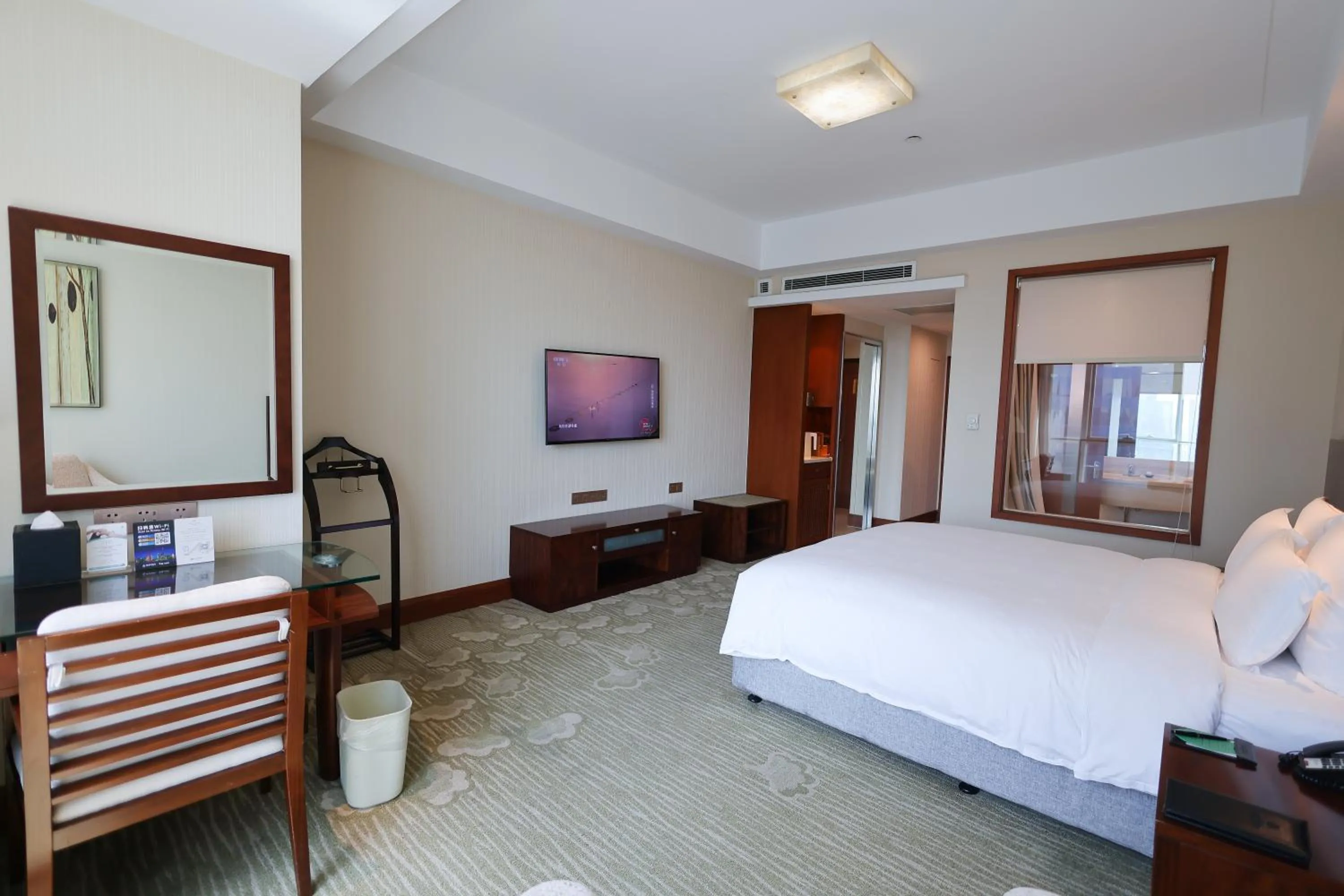 Photo of the whole room, Bed in Shanghai Metropark Jichen Hotel