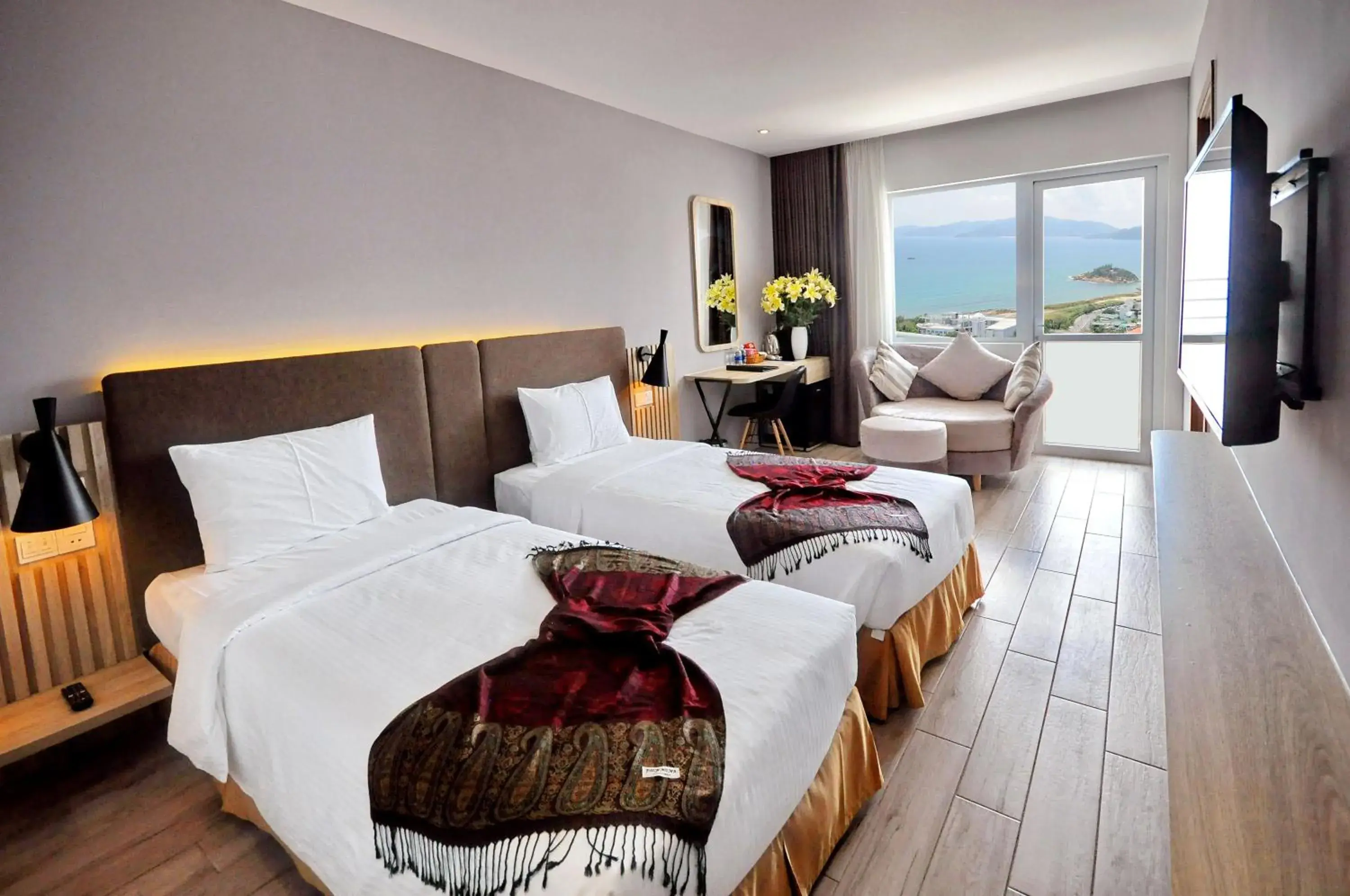 Deluxe Double or Twin Room with Sea View in Anrizon Hotel Nha Trang Deluxe Double or Twin Room with Sea View in Anrizon Hotel Nha Trang