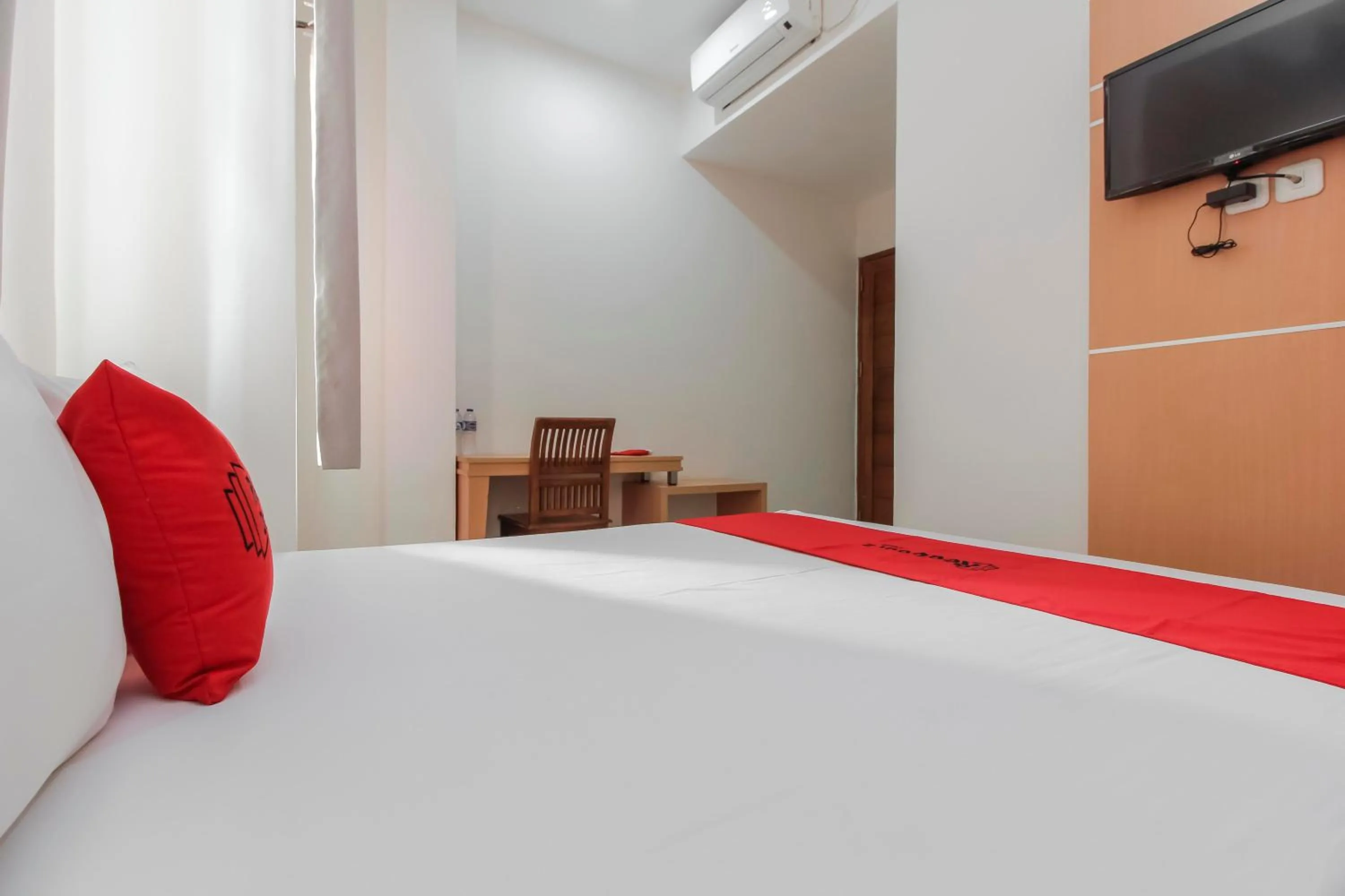 Bed in RedDoorz Plus near Galaxy Bekasi