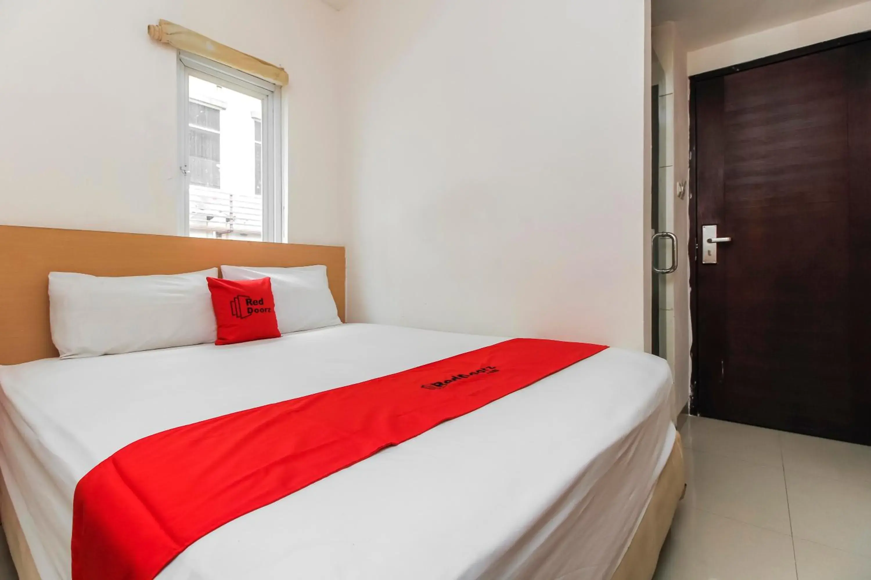 Double Room in RedDoorz Plus near Galaxy Bekasi Double Room in RedDoorz Plus near Galaxy Bekasi