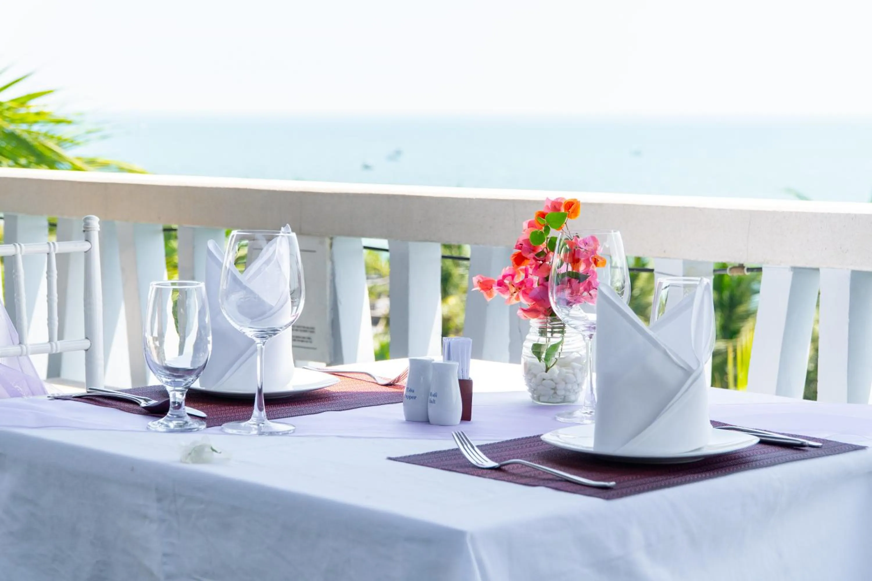 Restaurant/places to eat in The Cliff Resort & Residences