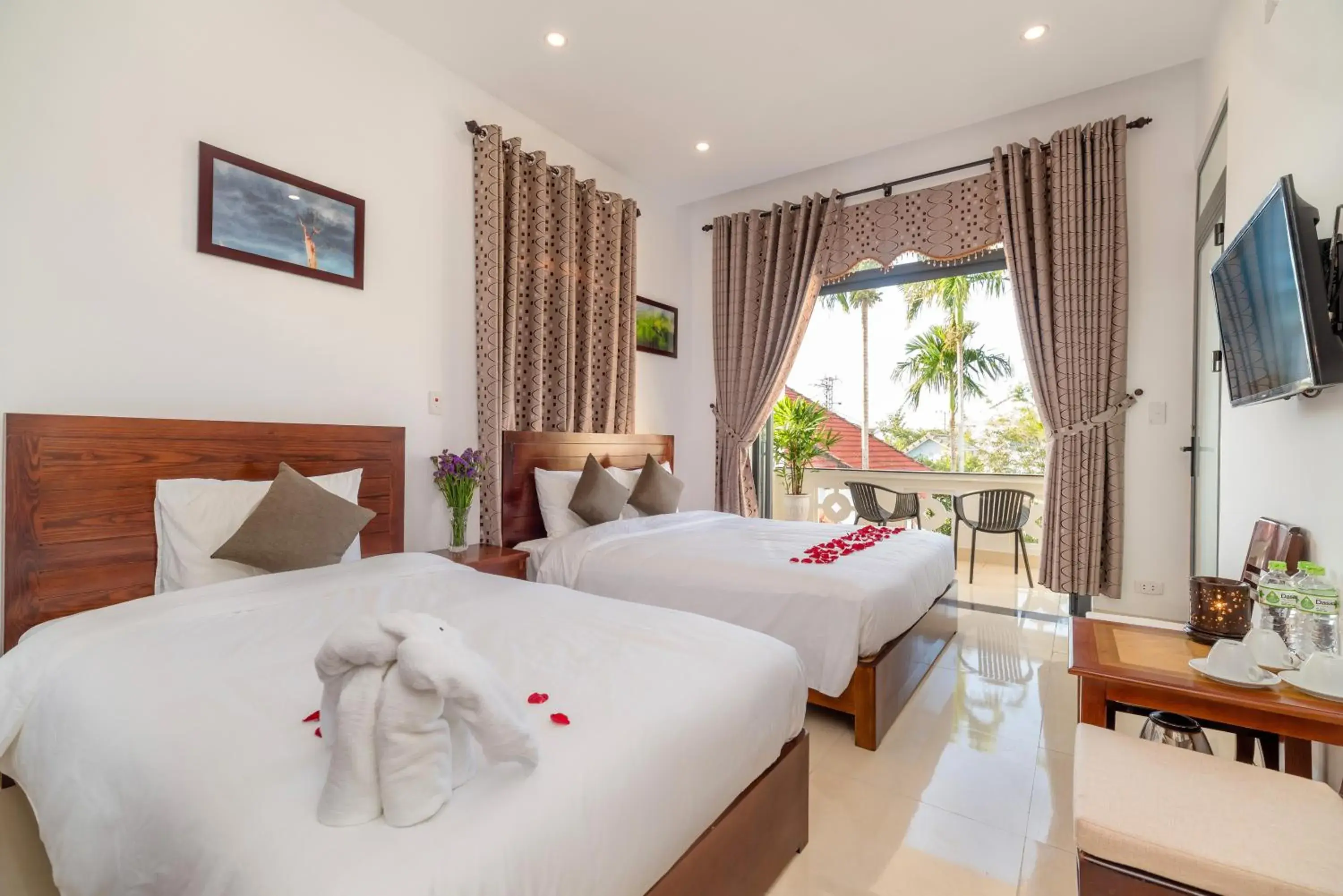 Family Room with Balcony in Hanh Nhung Villa Family Room with Balcony in Hanh Nhung Villa