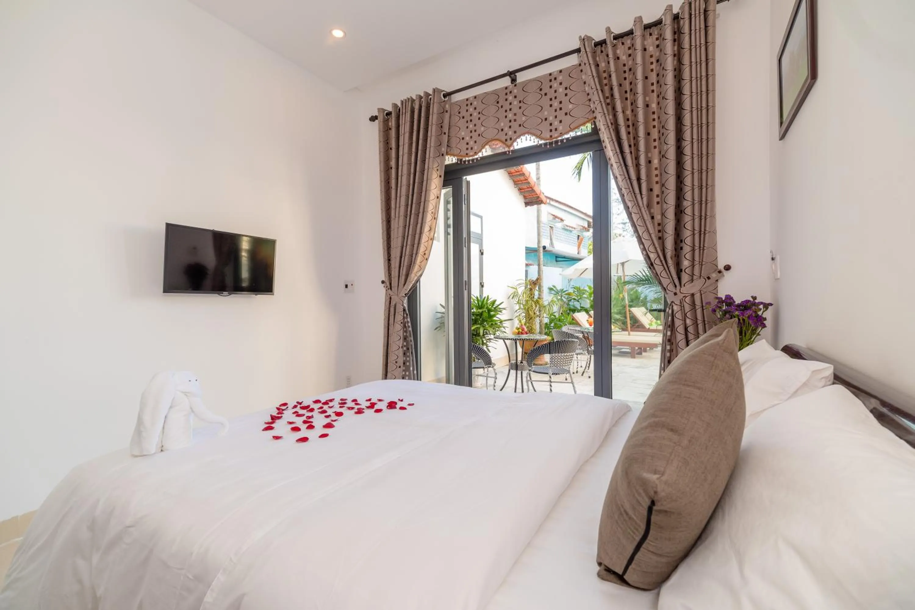 Bed in Hanh Nhung Villa