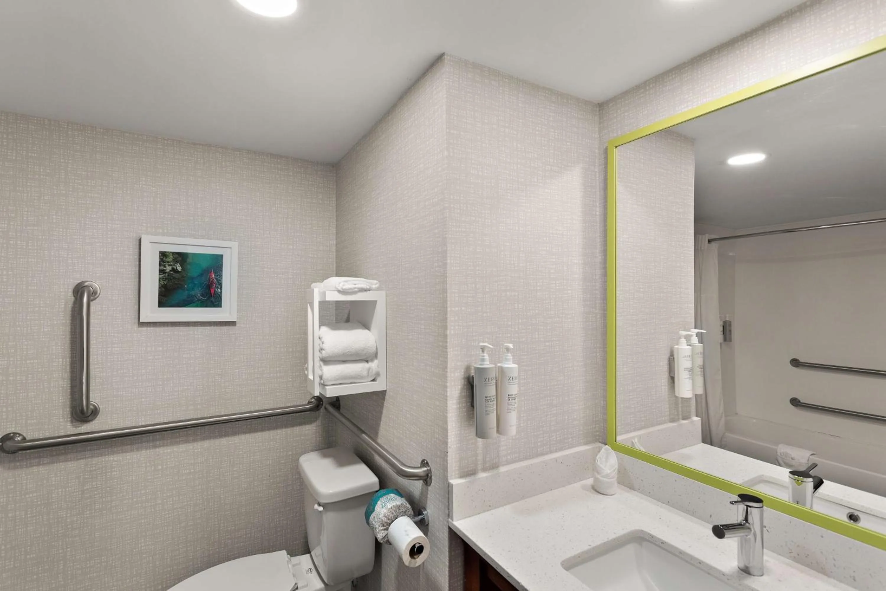 Bathroom in Hampton Inn Bridgeport/Clarksburg