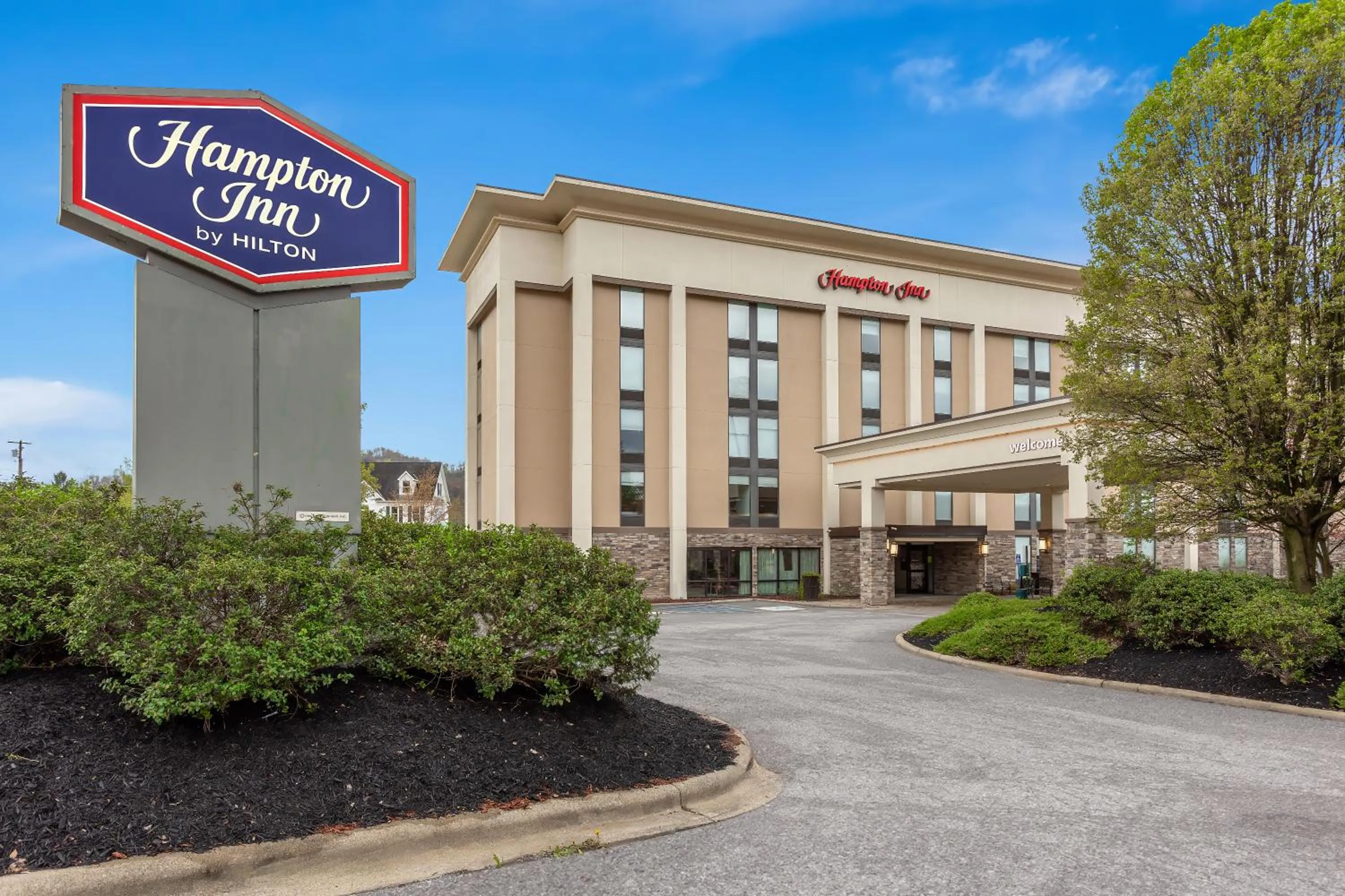 Facade/entrance in Hampton Inn Bridgeport/Clarksburg