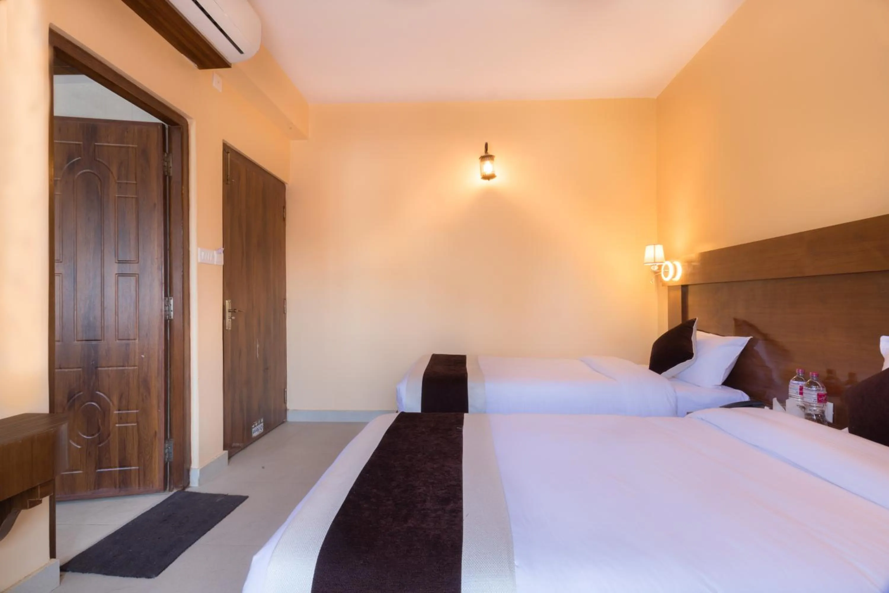 Photo of the whole room, Bed in Hotel Lake Shore