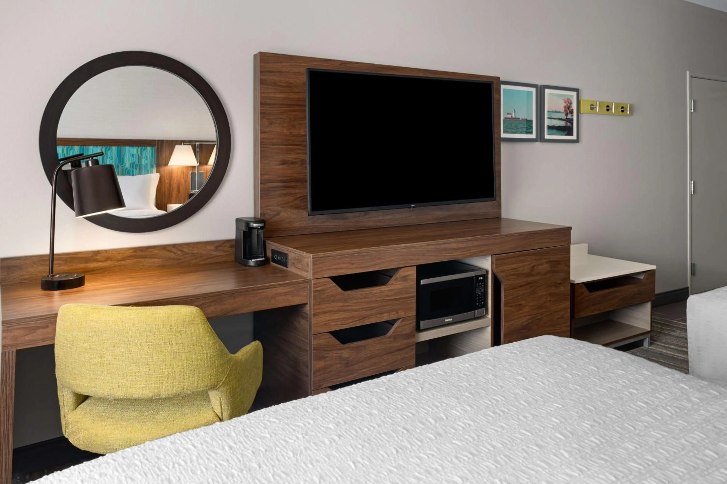 Bedroom, Bed in Hampton Inn Cleveland-Airport/Tiedeman Road