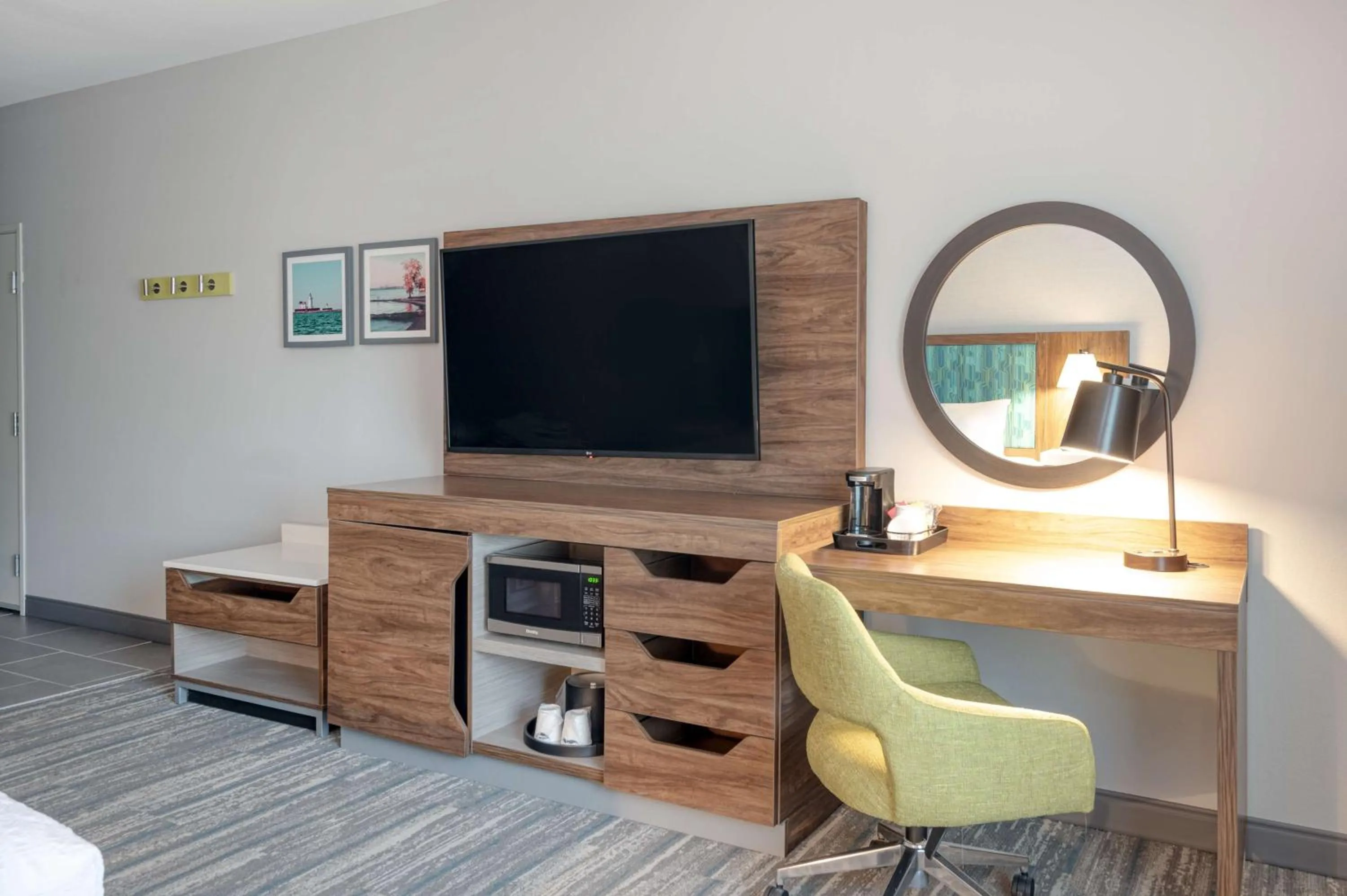 Bedroom in Hampton Inn Cleveland-Airport/Tiedeman Road