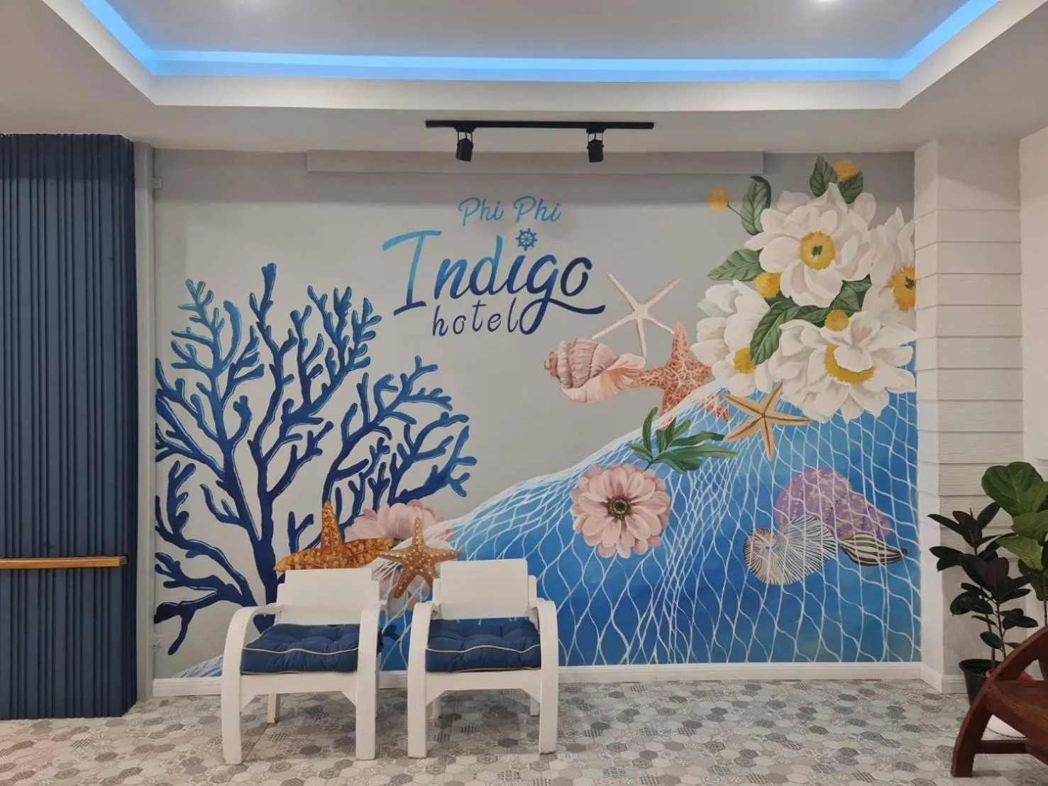 Communal lounge/ TV room in Phi Phi Indigo Hotel