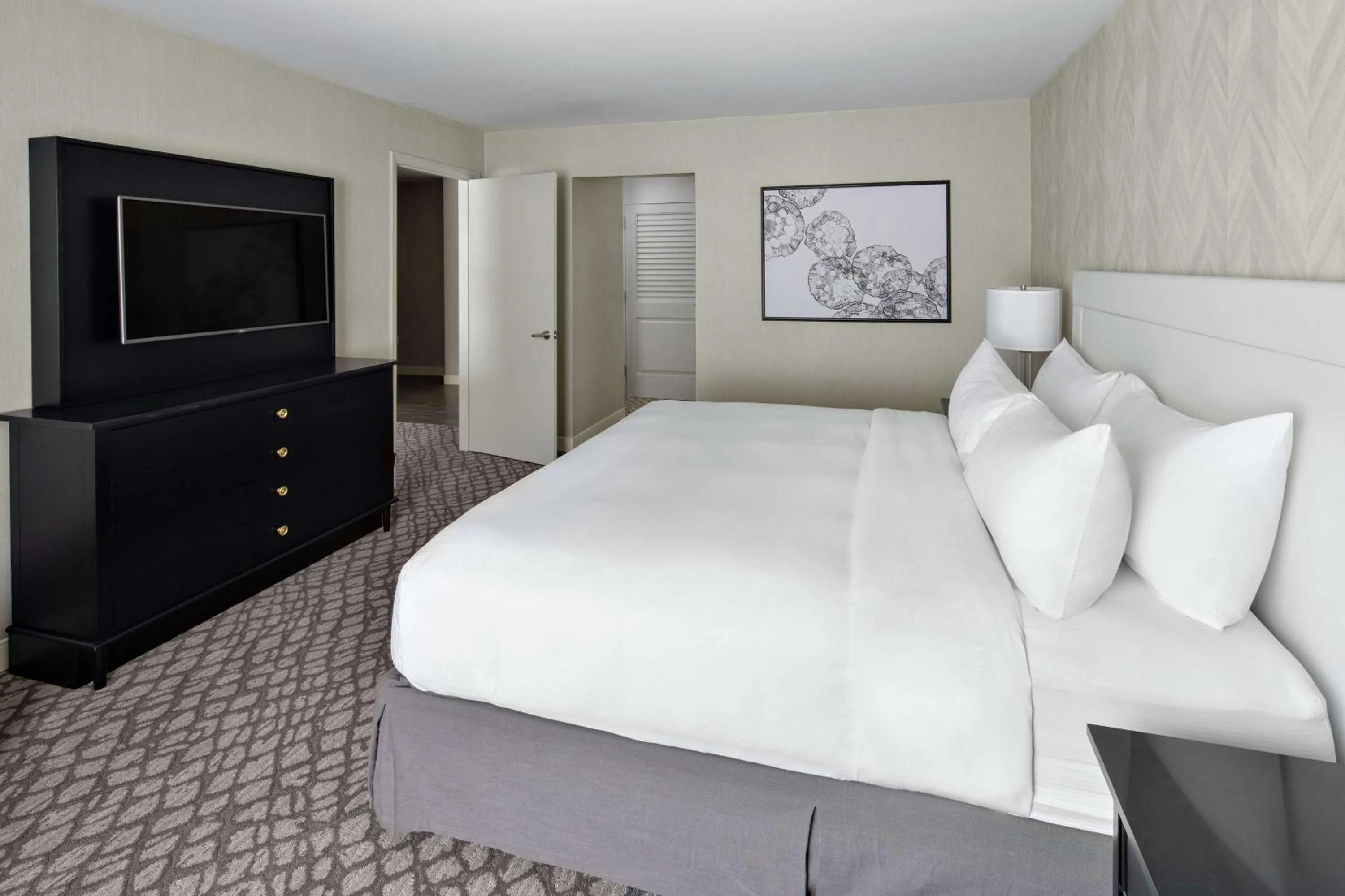 Bed in DoubleTree Suites by Hilton Charlotte/SouthPark