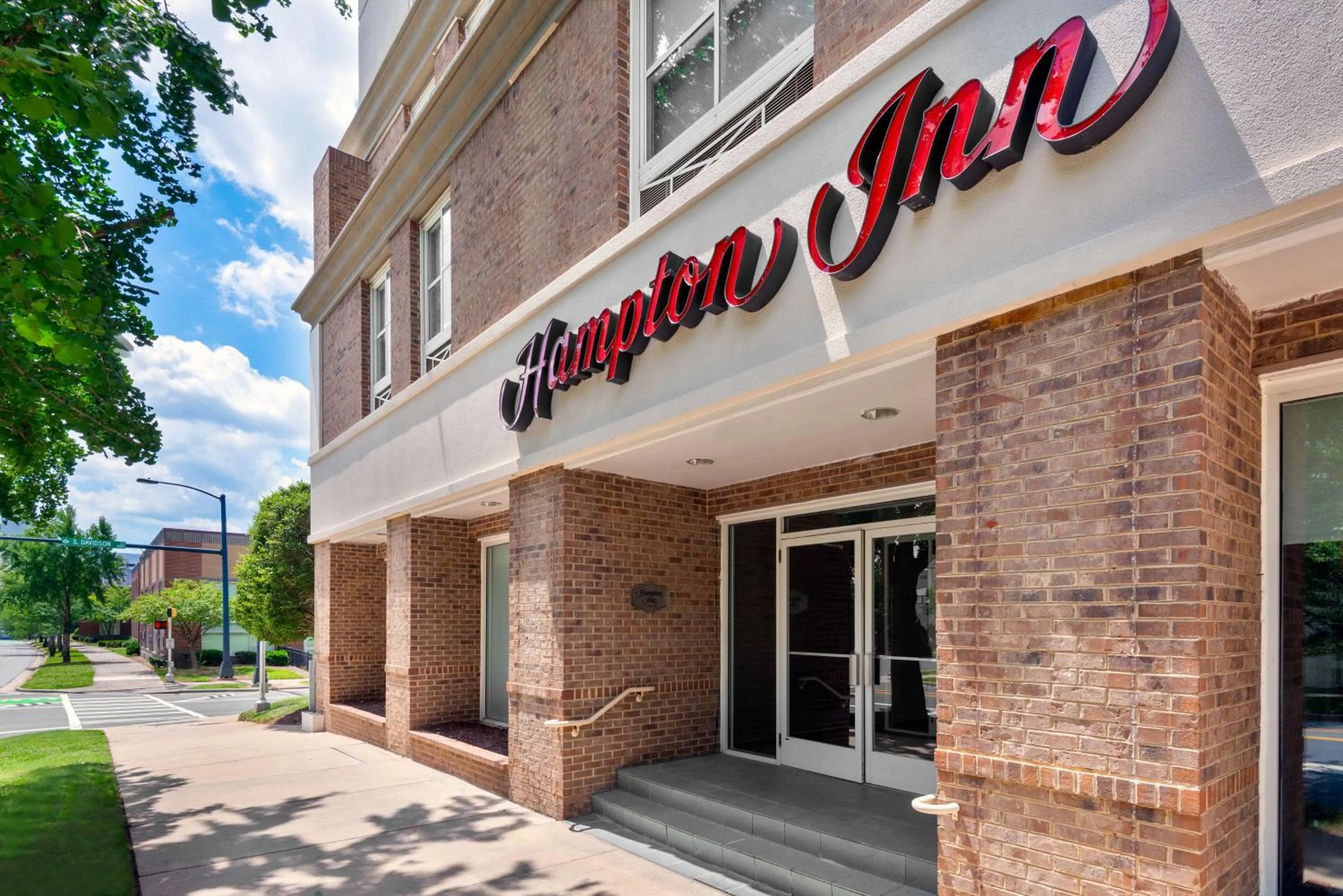 Property building in Hampton Inn Charlotte Uptown