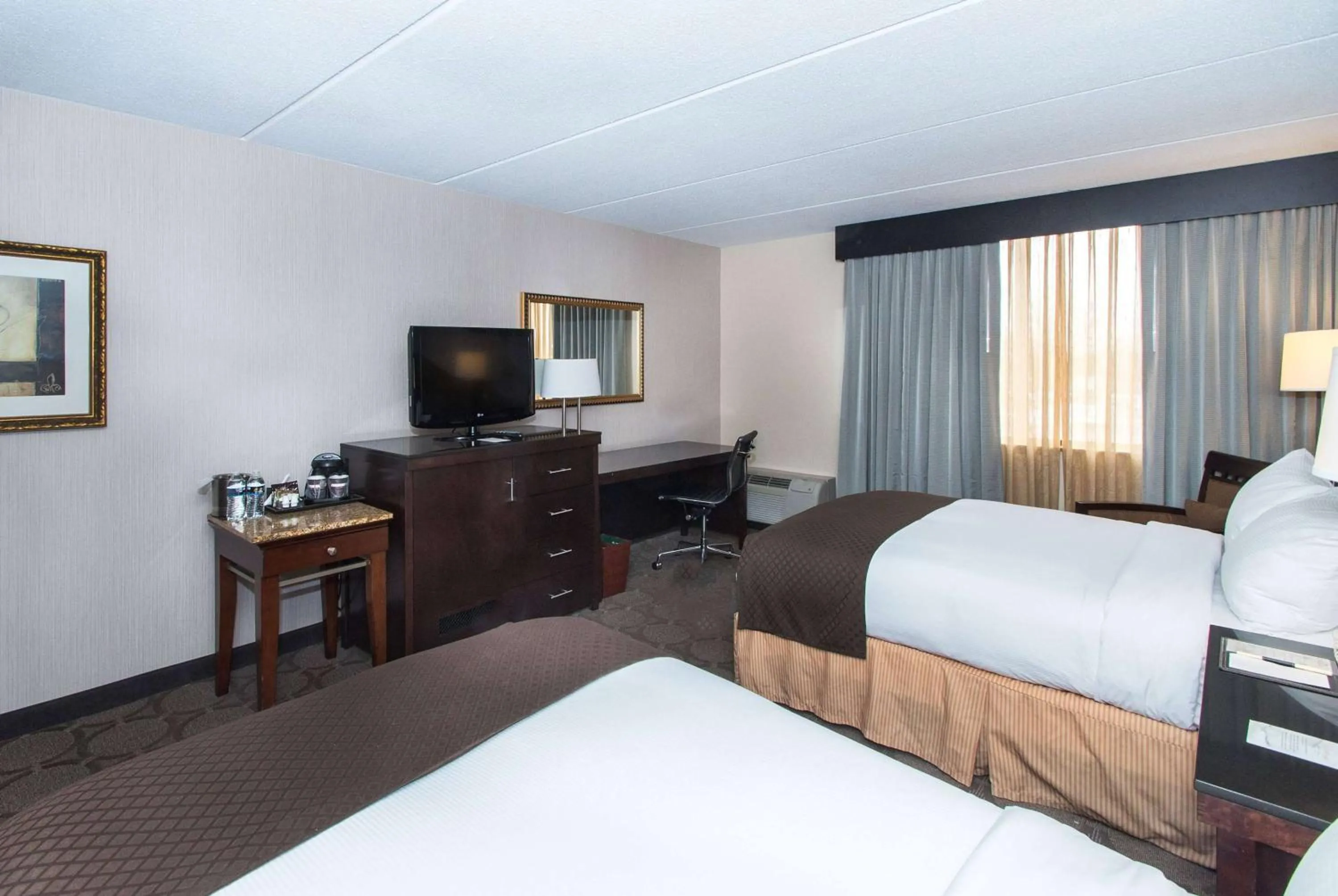 Photo of the whole room, Bed in DoubleTree by Hilton Columbus/Worthington