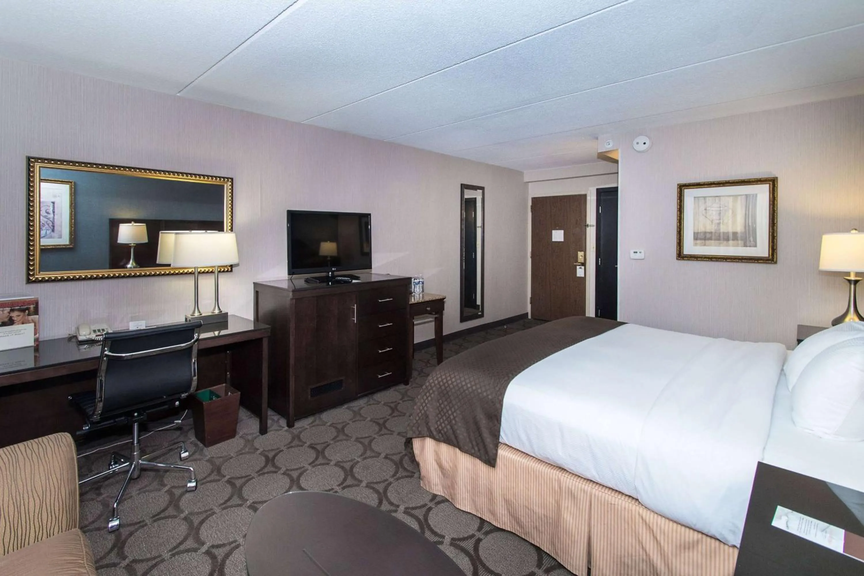 Photo of the whole room, Bed in DoubleTree by Hilton Columbus/Worthington