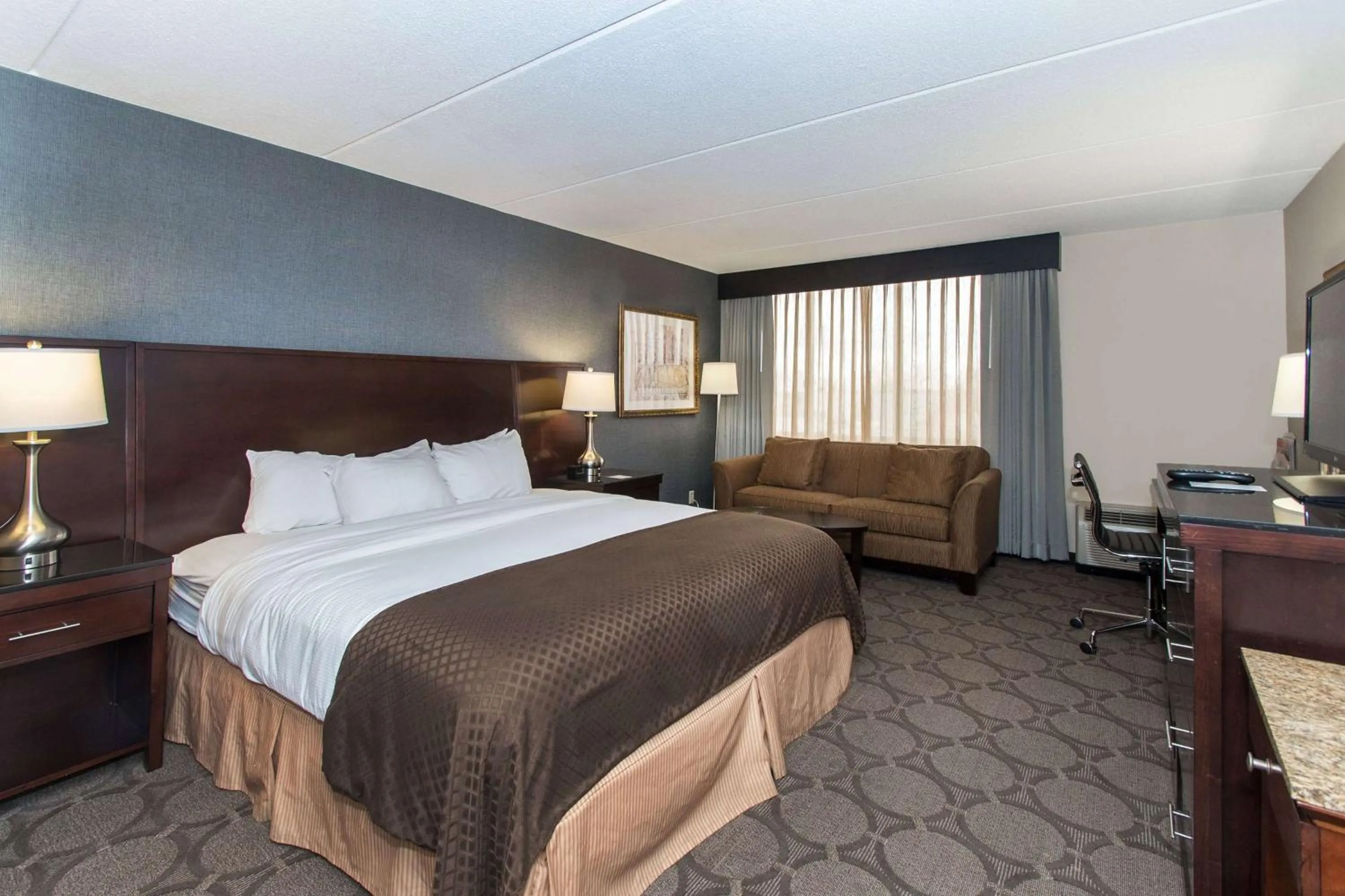Photo of the whole room, Bed in DoubleTree by Hilton Columbus/Worthington