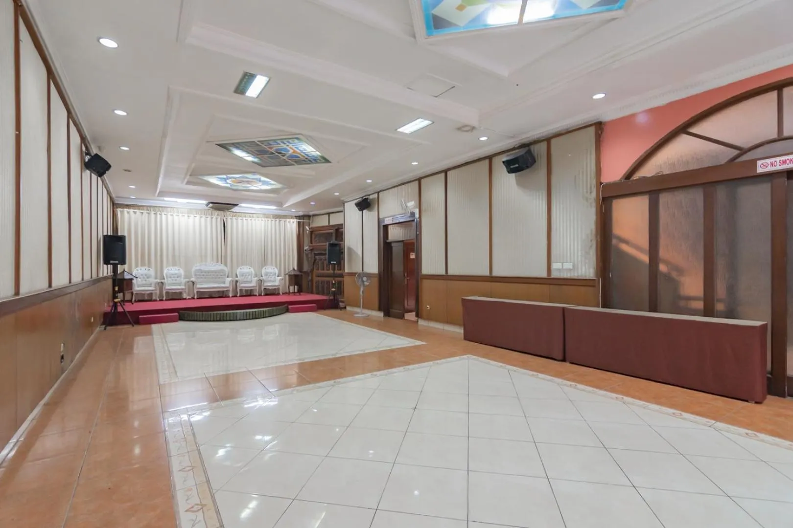 Seating area in RedDoorz at Hotel Lodaya Bandung