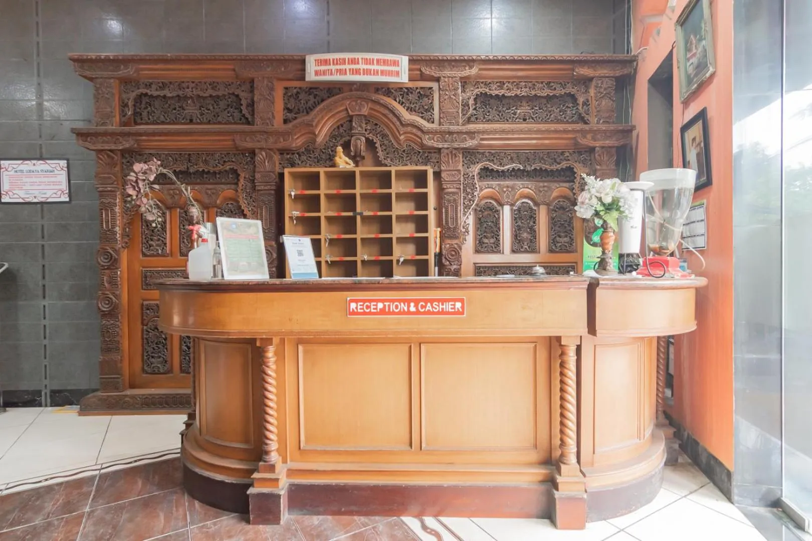 Lobby or reception in RedDoorz at Hotel Lodaya Bandung