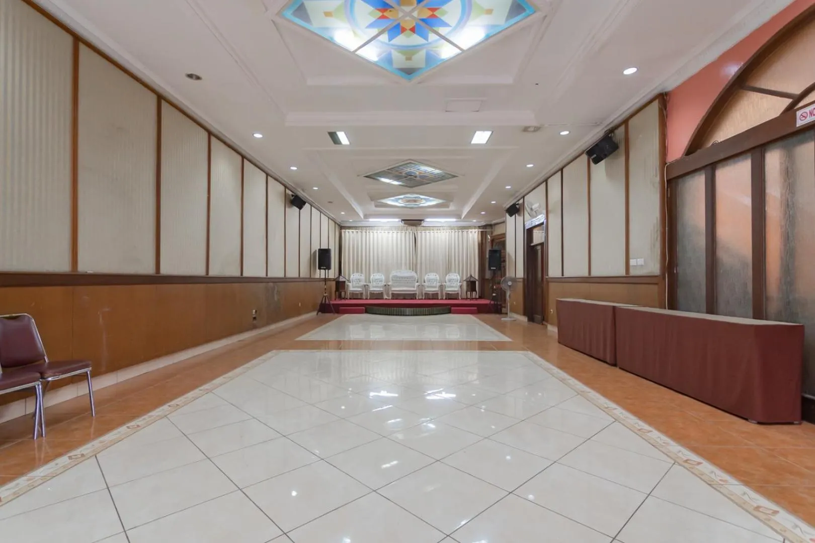 Seating area in RedDoorz at Hotel Lodaya Bandung