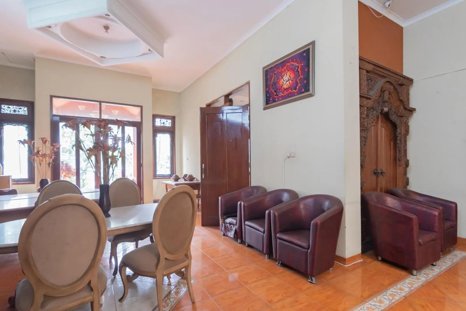 Living room in RedDoorz at Hotel Lodaya Bandung