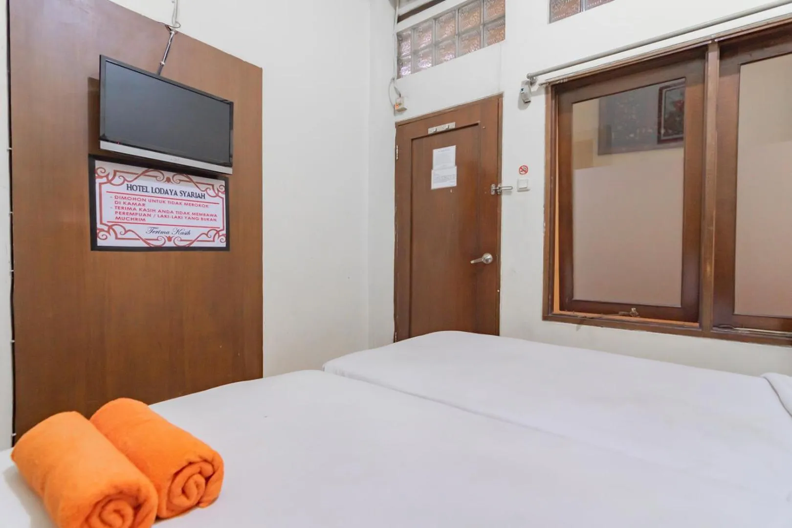 Bedroom, Bed in RedDoorz at Hotel Lodaya Bandung