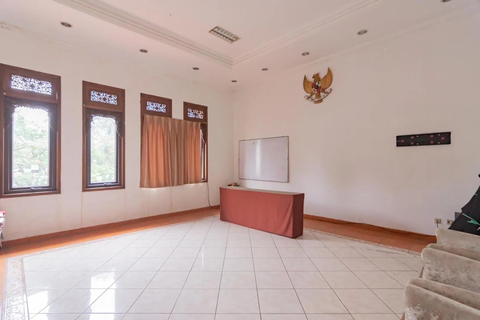 Meeting/conference room in RedDoorz at Hotel Lodaya Bandung