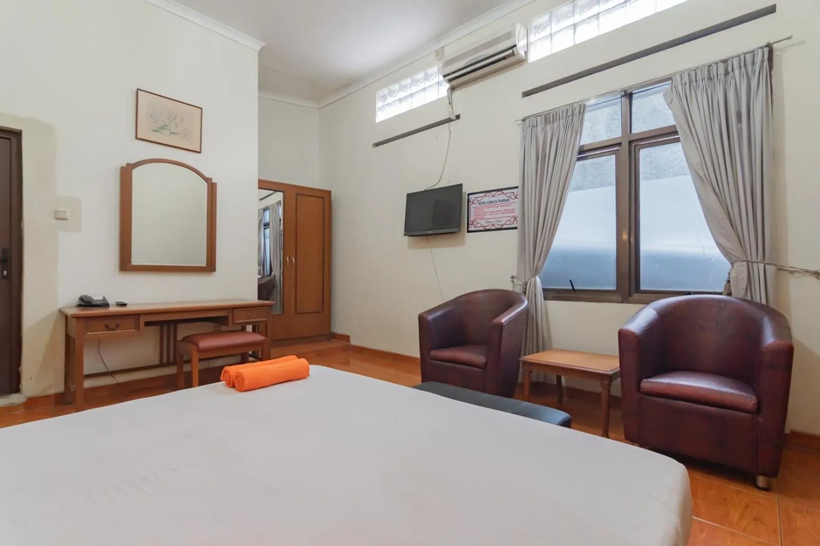 Bedroom, Bed in RedDoorz at Hotel Lodaya Bandung